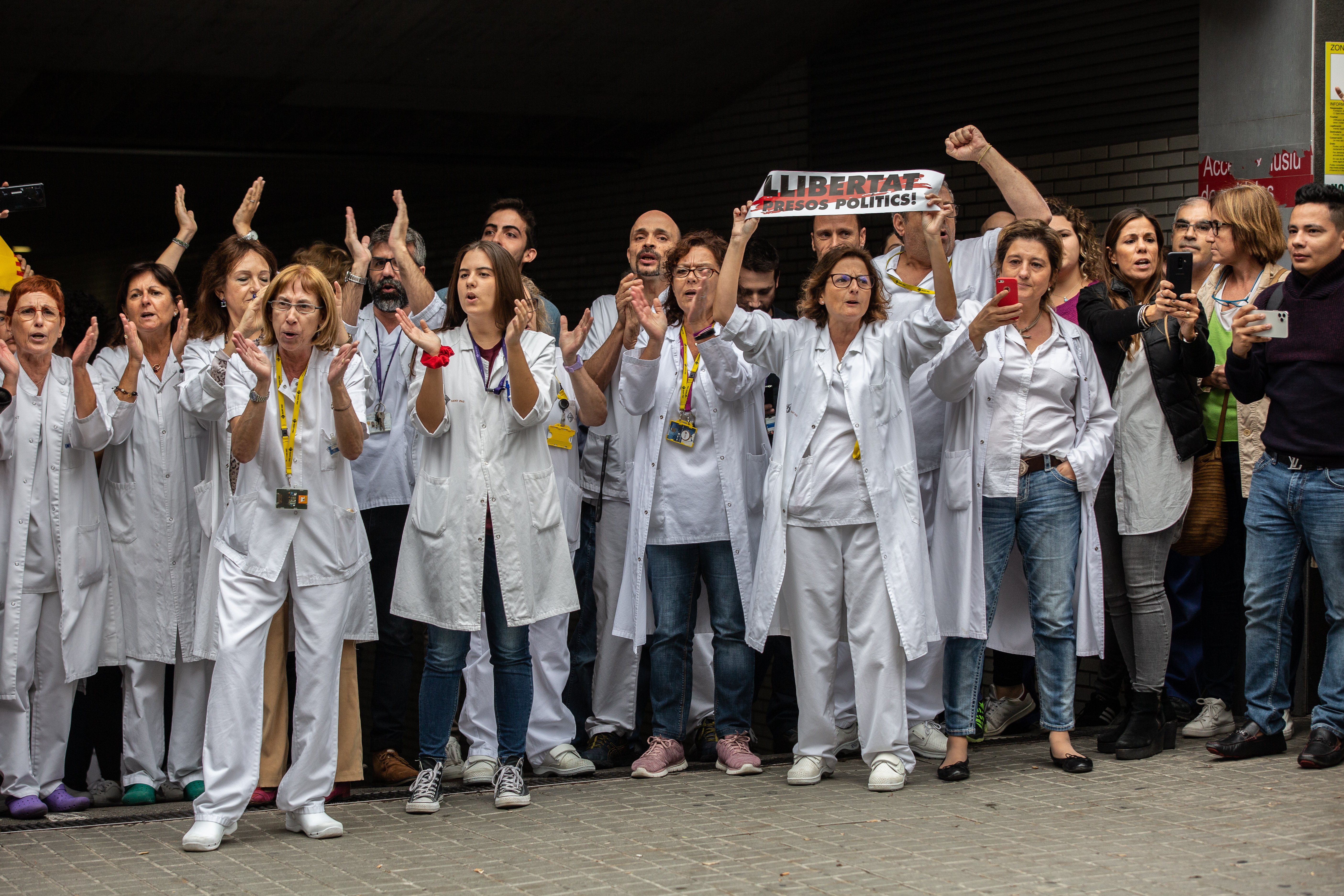 Video: Catalan hospital staff protest Pedro Sánchez visit