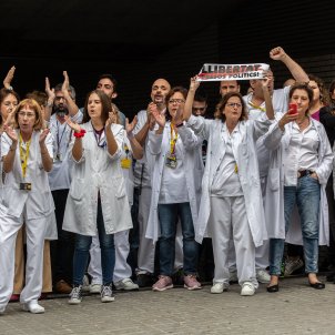 Video: Catalan hospital staff protest Pedro Sánchez visit