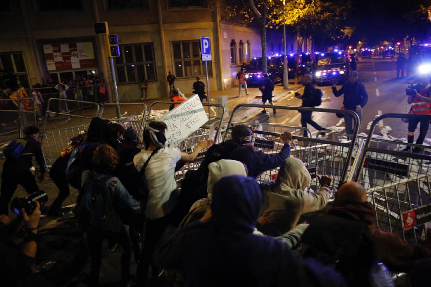 Els CDR tornen a convocar davant d'Interior: ara amb globus de pintura