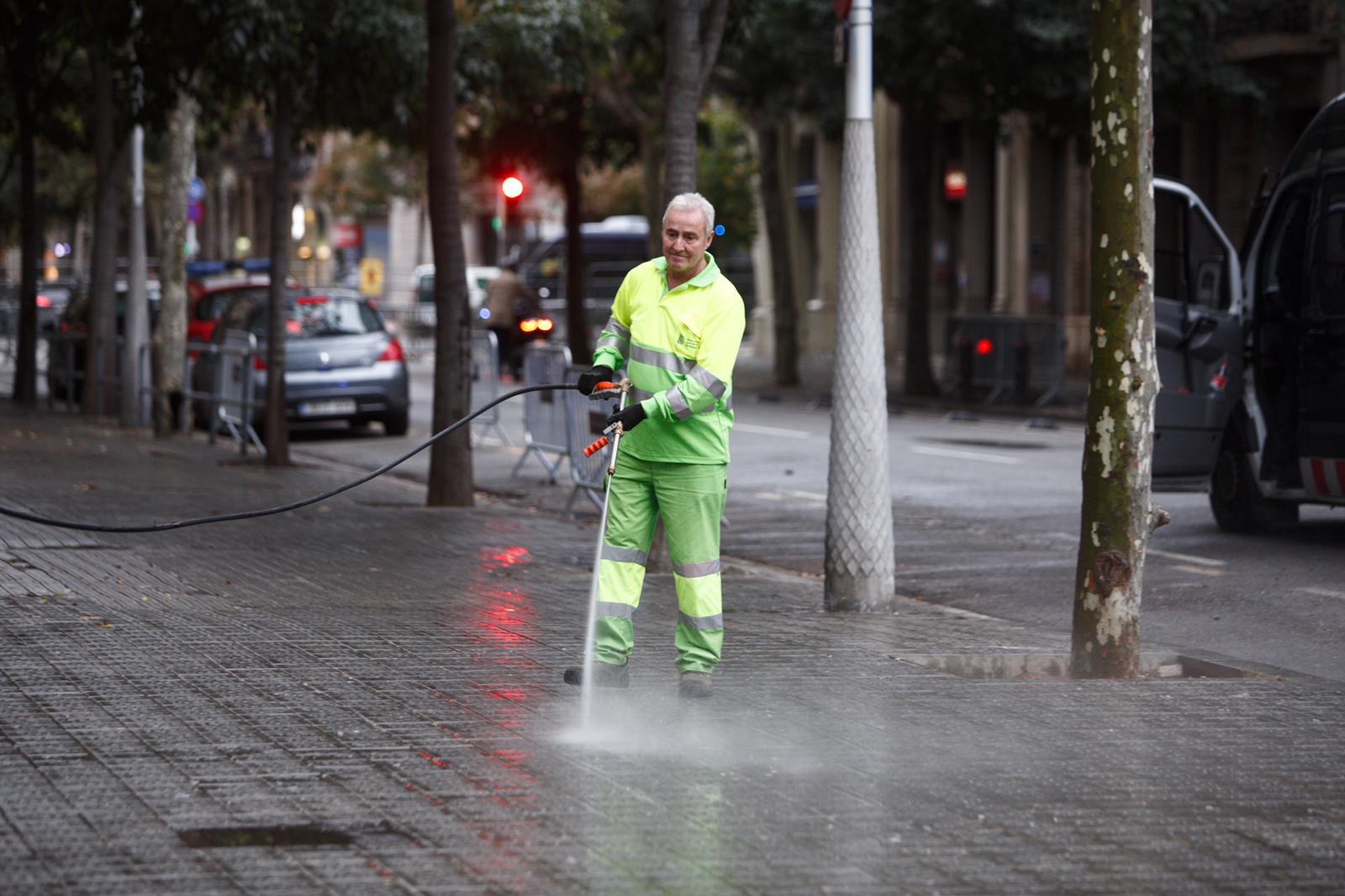 L’Ajuntament de Barcelona es cura en salut i amplia la protecció laboral davant onades de calor
