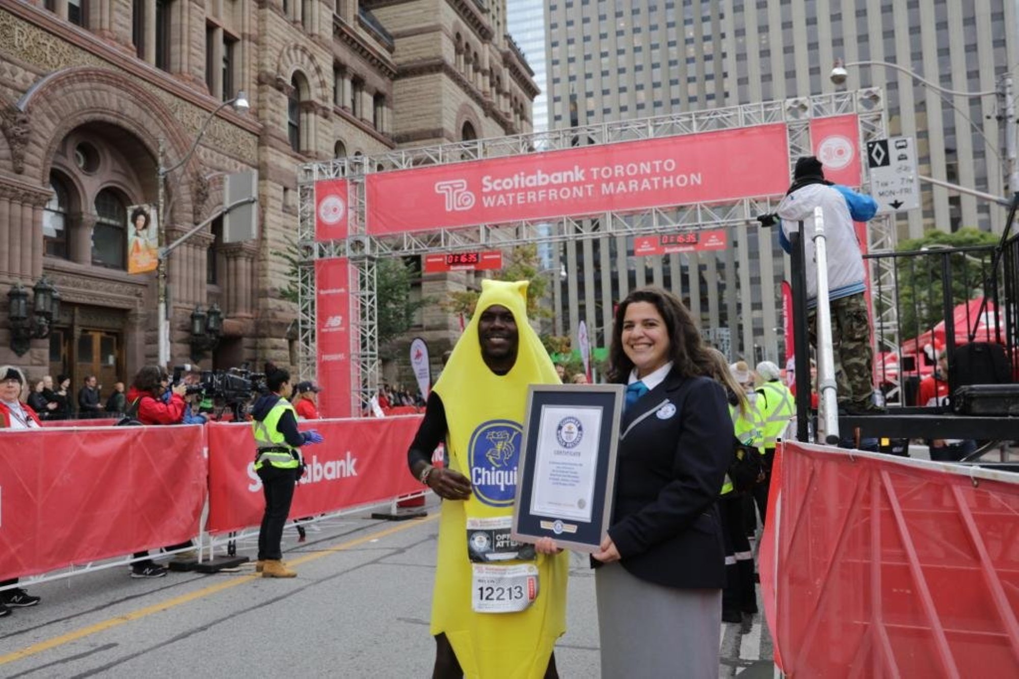 Un hombre disfrazado de plátano corre el medio maratón y hace récord