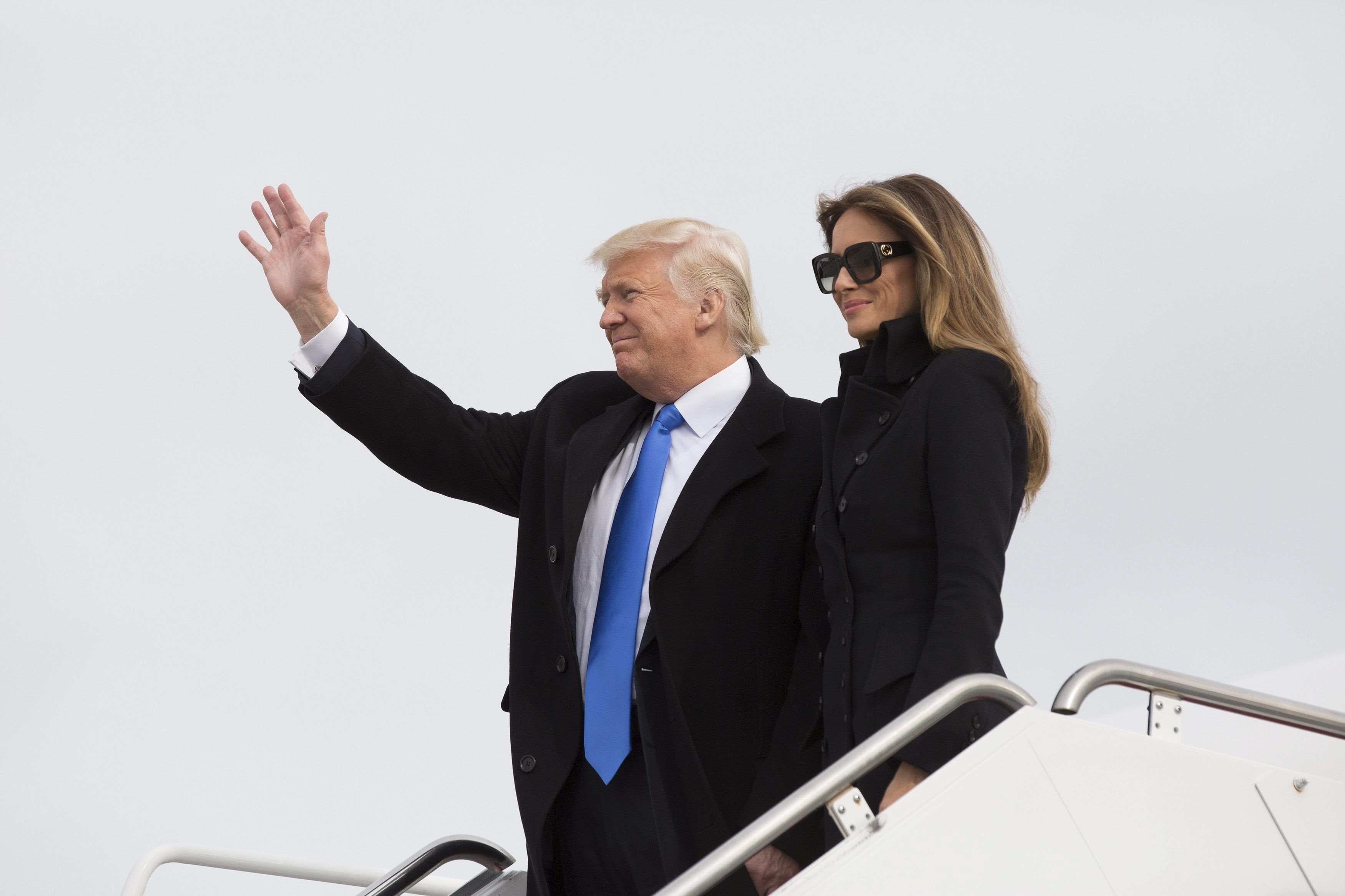 Trump aterra a Washington, enmig de protestes i l'expectació del món