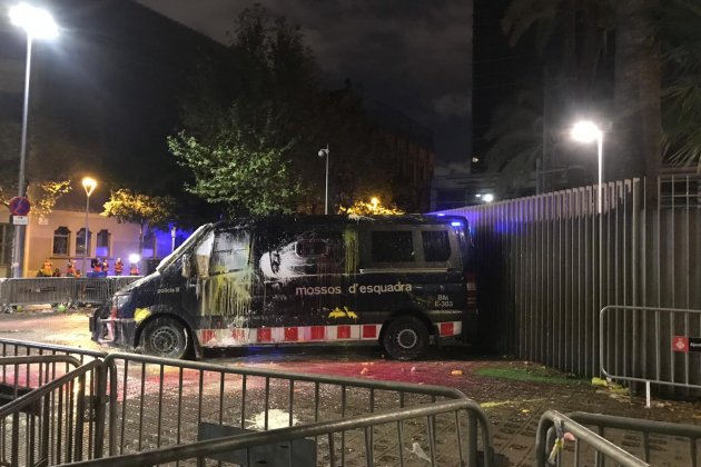 Furgoneta mossos brimo pintada concentracio CDR - Carlota Camps