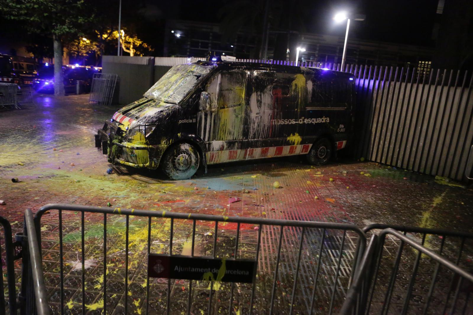 Lanzamientos de pintura y huevos contra los Mossos en la octava noche de protestas