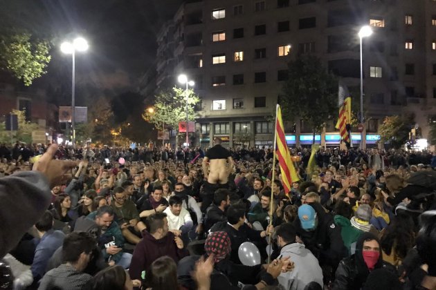 Un hombre enseña el culo a los Mossos CC