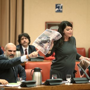 El show de Vox en el Congreso: la portavoz acaba expulsada enseñando fotos de los disturbios