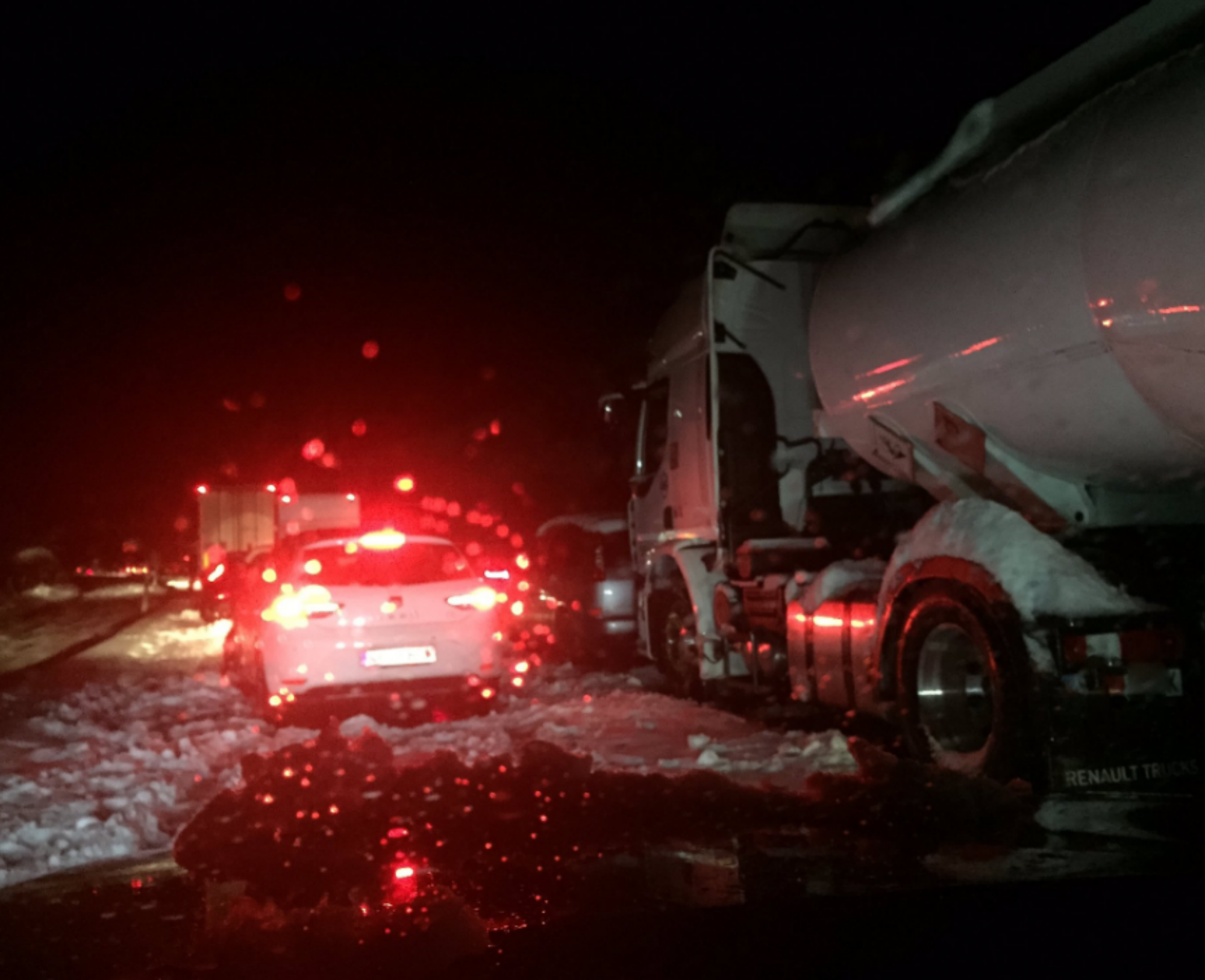 La nieve deja centenares de vehículos atrapados en València