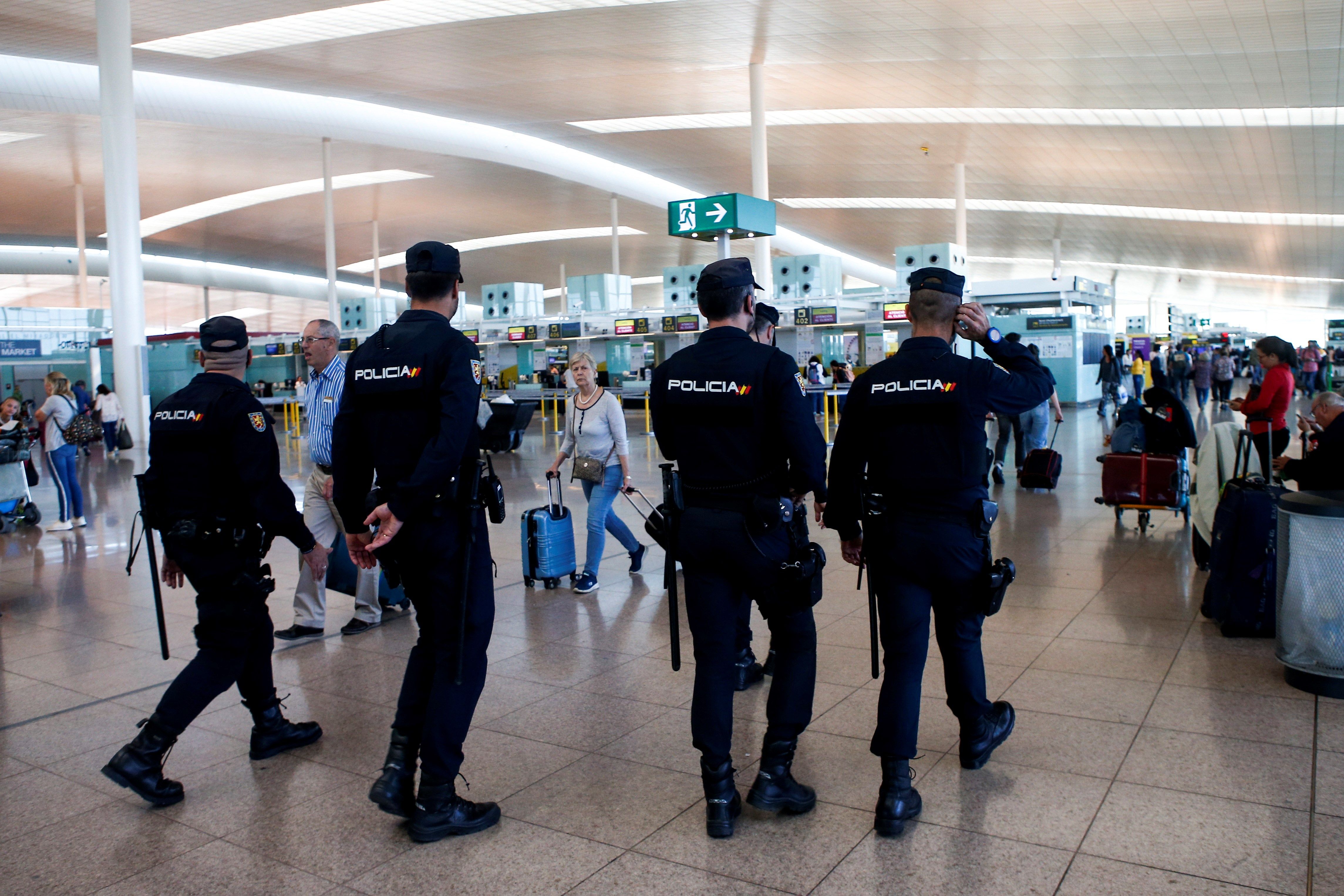 Vídeo | Los policías españoles de Moratalaz, recibos como héroes volviendo de Catalunya