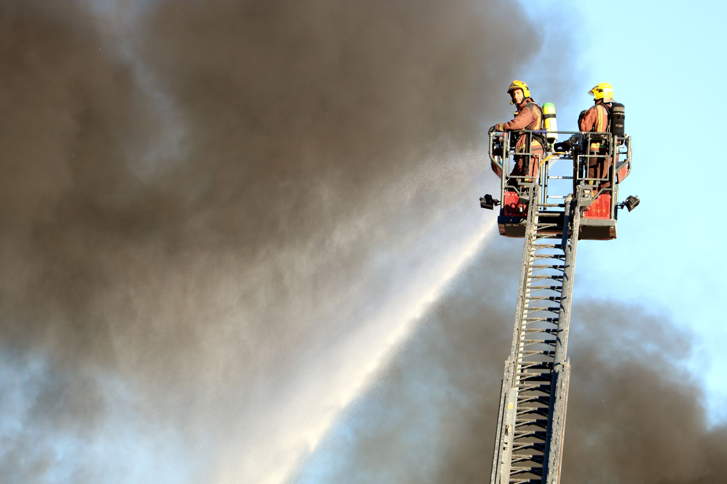 Chimeneas, mantas eléctricas y estufas provocan 15 incendios en las últimas horas
