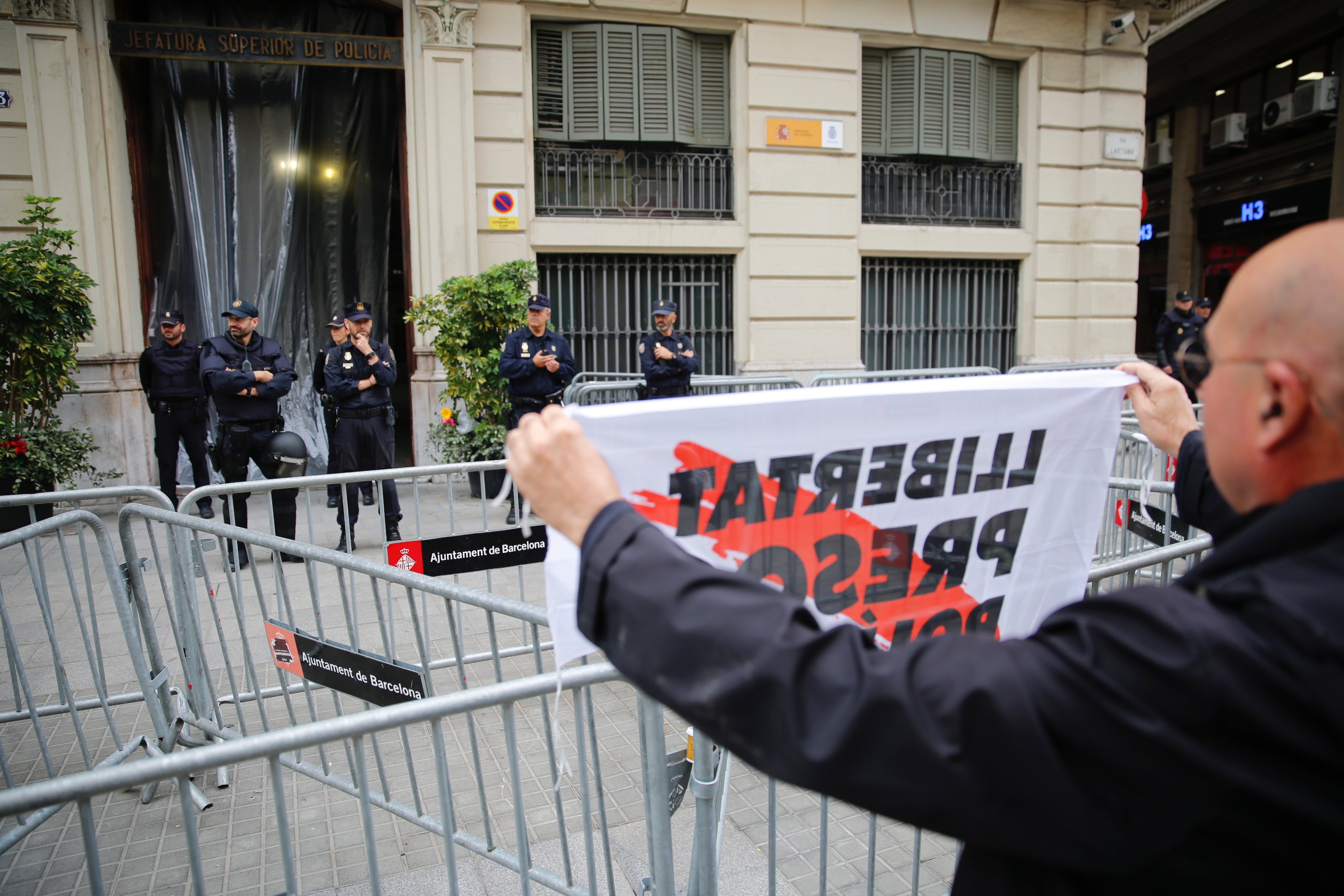 Colau pide a la policía que desblinde la jefatura de la Via Laietana