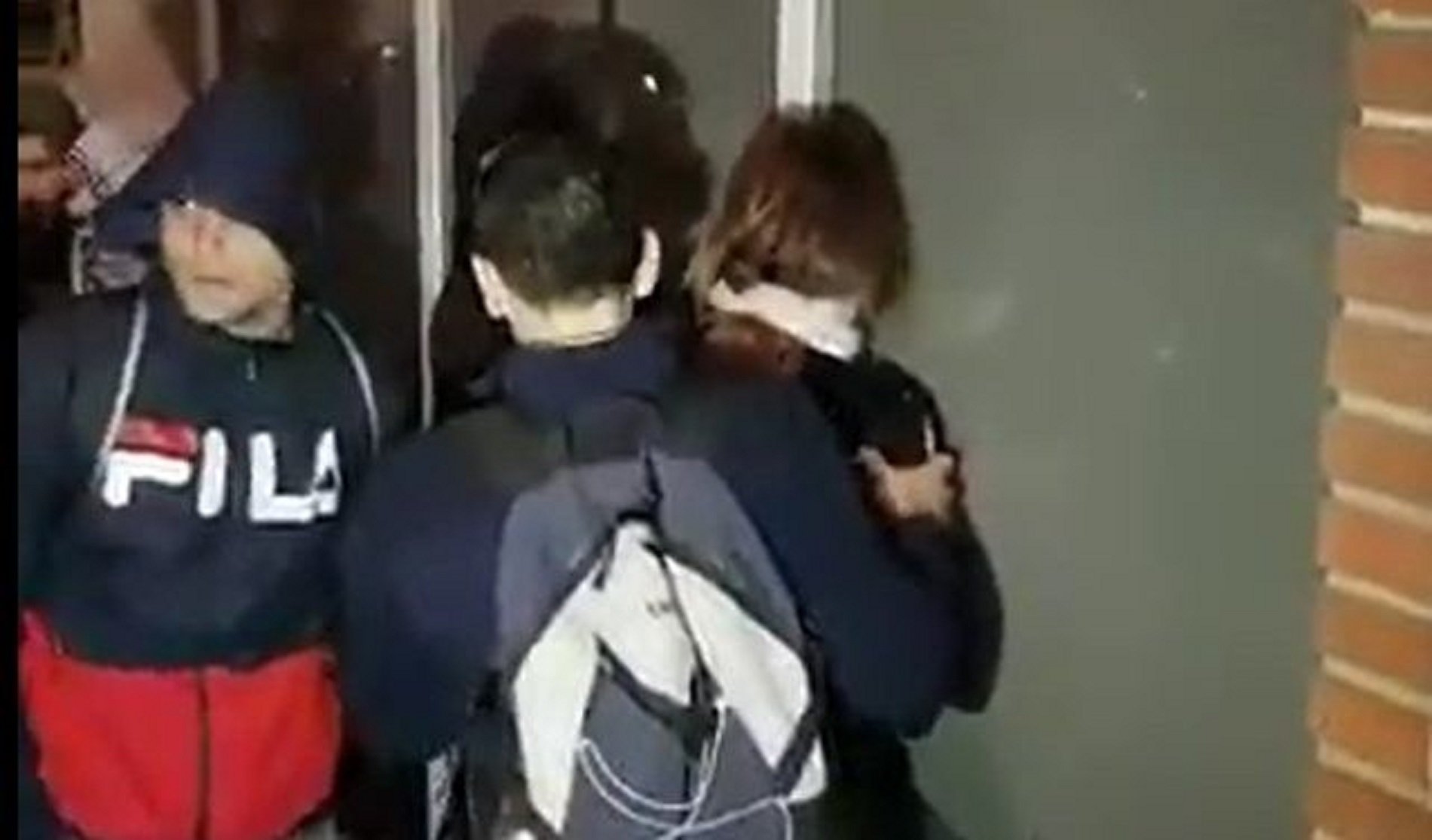 VÍDEO | La policia arrossega pel cabells la jove detinguda a Tarragona