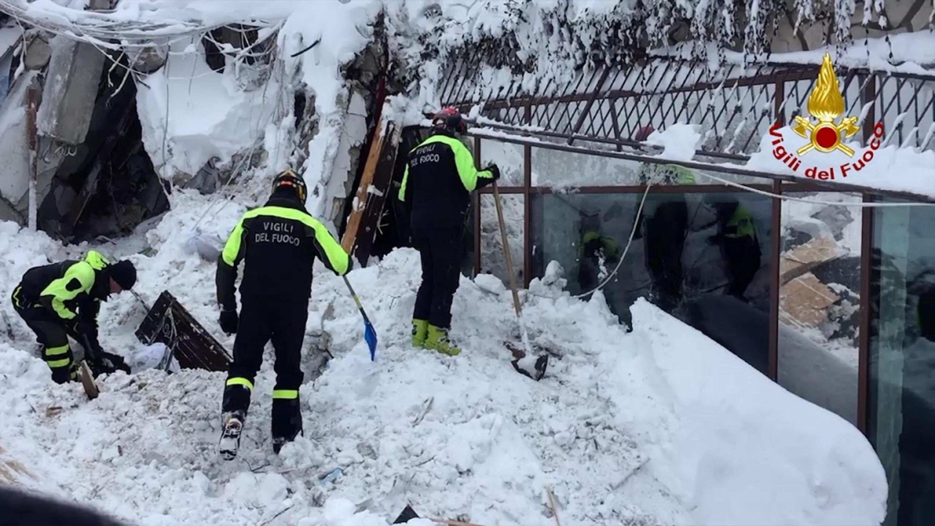 Encuentran a ocho personas vivas dentro del hotel de Italia enterrado por un alud