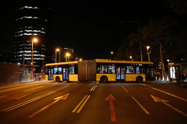ELNACIONAL Autobus creuat diagonal manifestacio CDR Les corts - Sergi Alcàzar