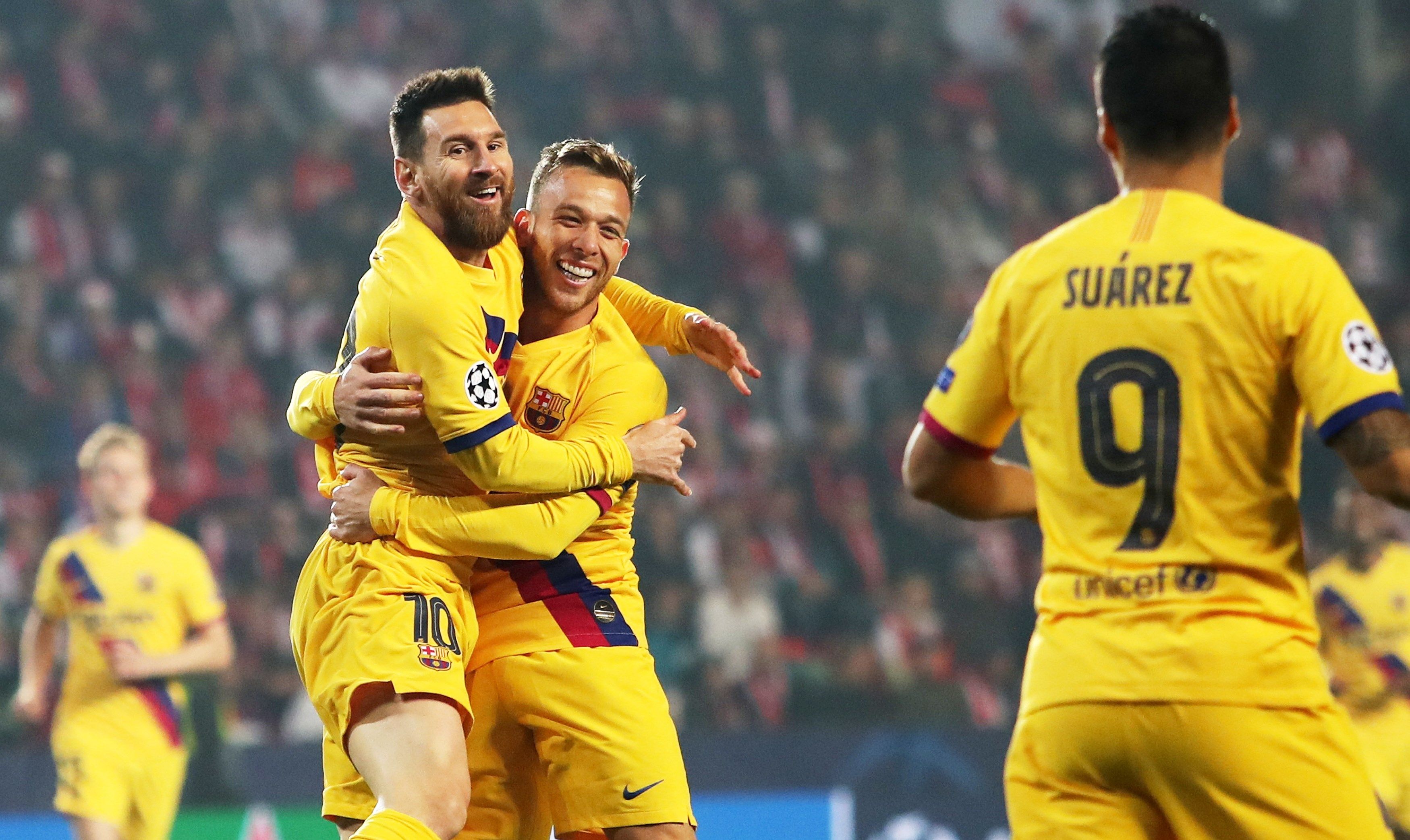 La fortuna dona al Barça el liderat a la Champions (1-2)