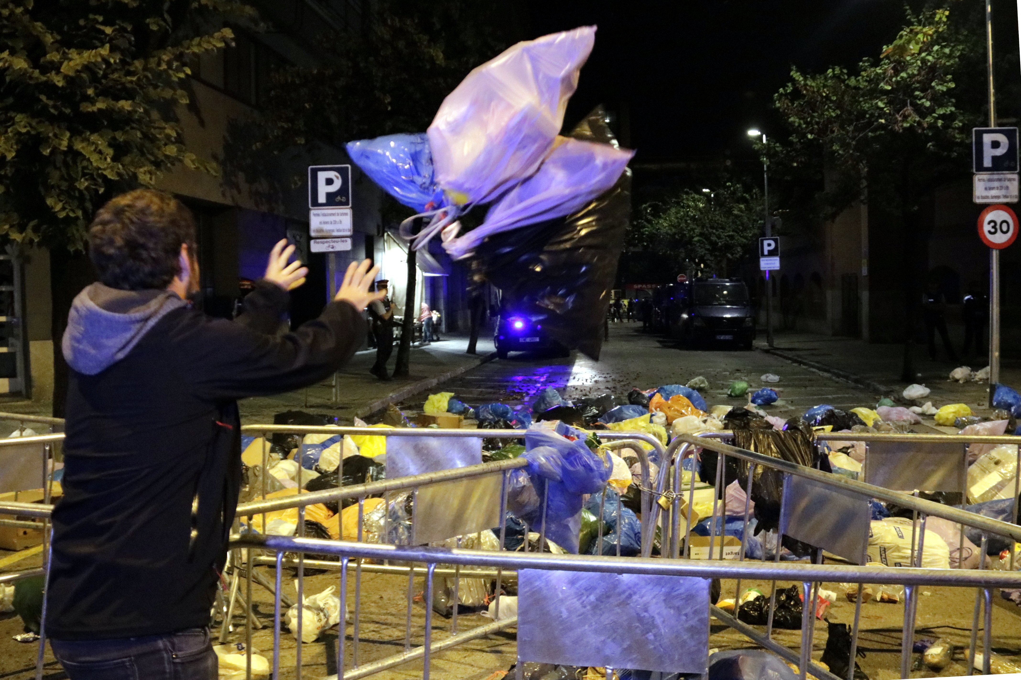 Los CDR vierten bolsas de basura en la delegación del Gobierno en Girona