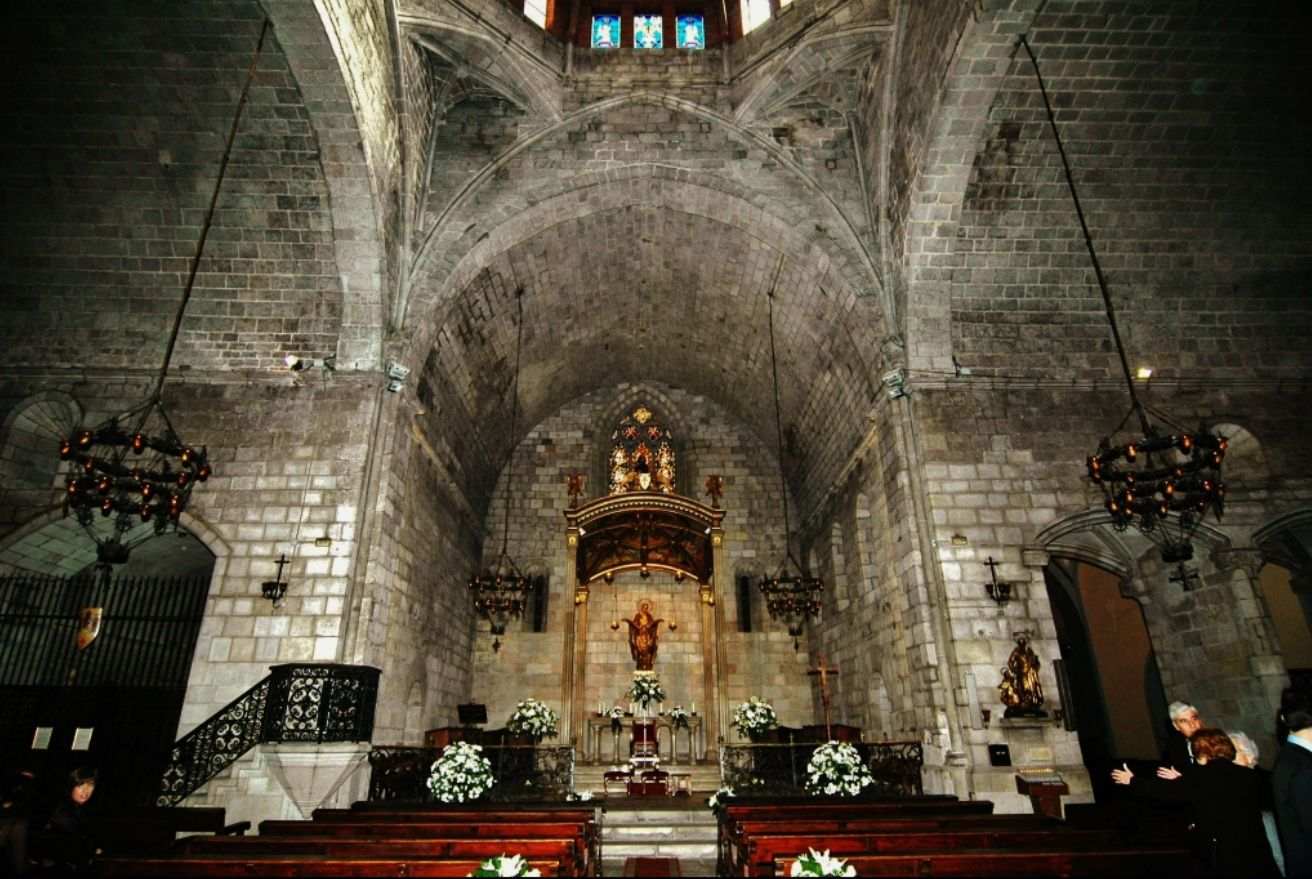 Santa Anna converteix els seus bancs en llits per als sense sostre