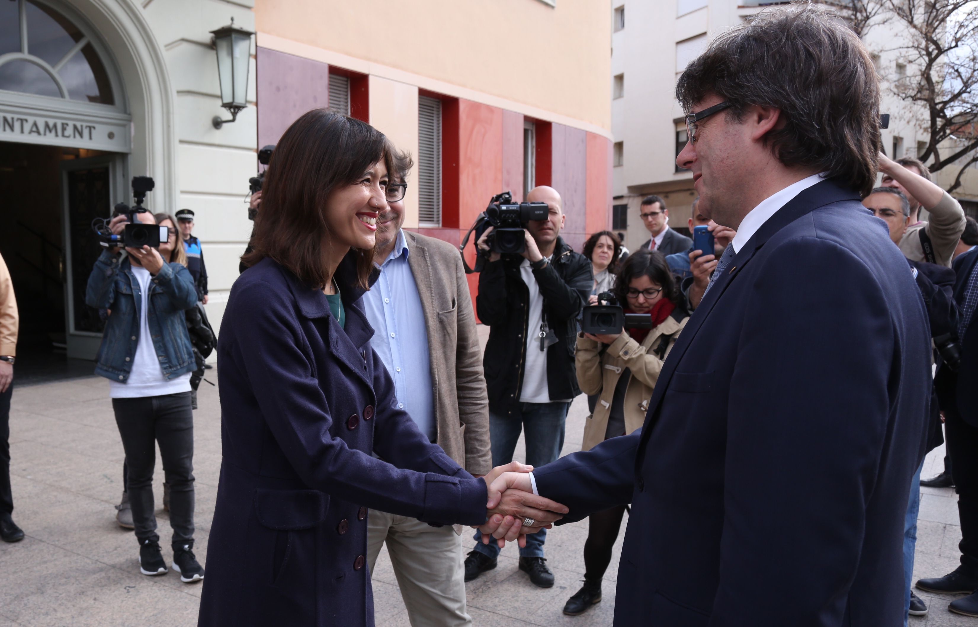 Front de Puigdemont amb alcaldesses metropolitanes per aturar el TC