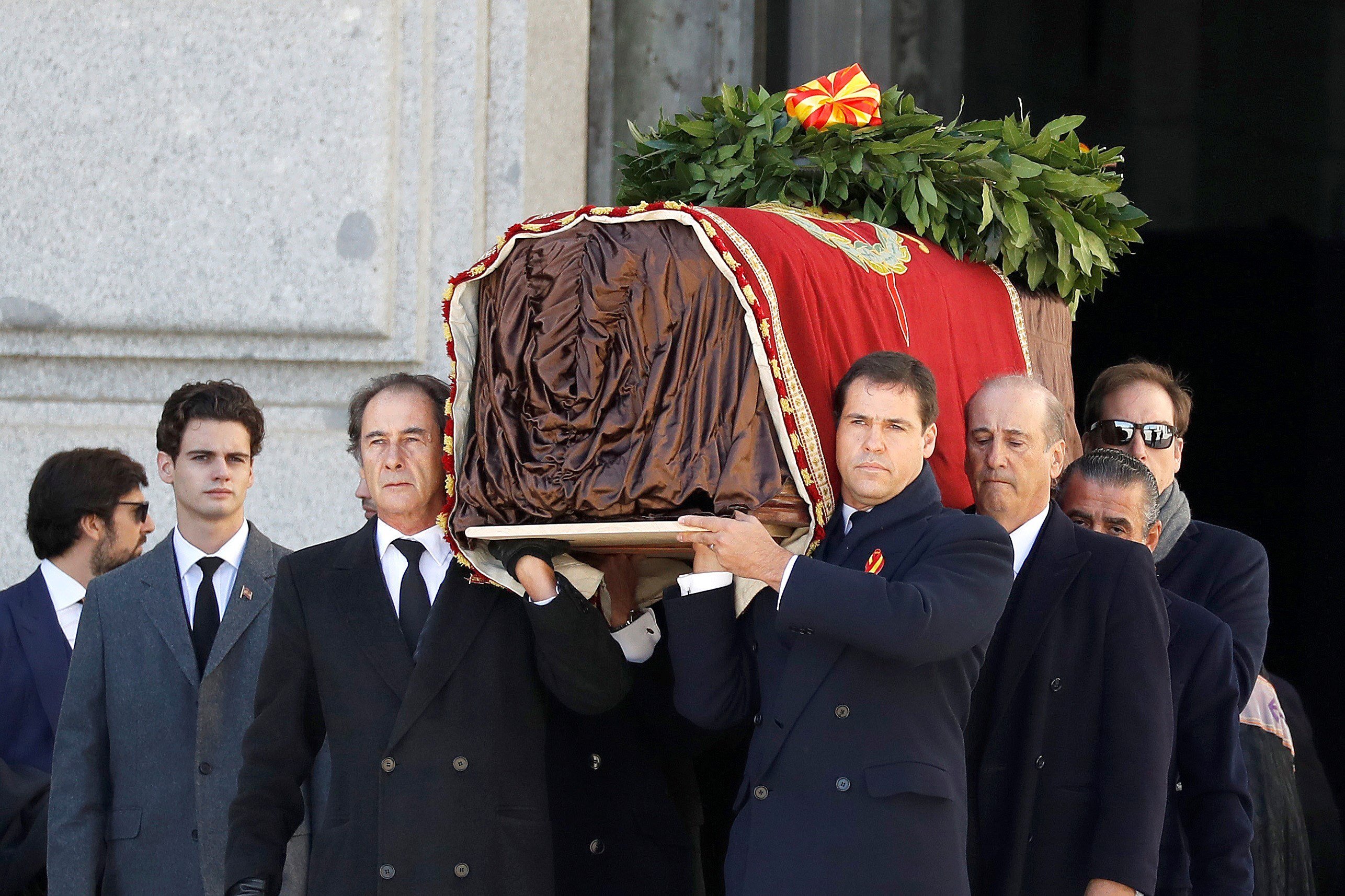 España consigue sacar a Franco del mausoleo en medio de un grotesco funeral de Estado