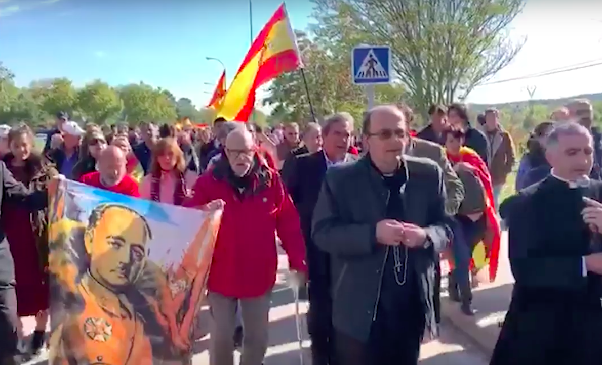 VÍDEO: Franquistes i capellans arriben al cementiri i preguen pel dictador