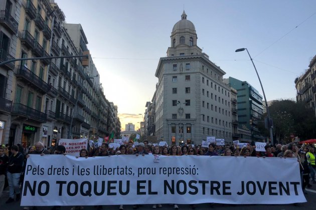 mani plaça universitat actuacio policial - marina fernàndez
