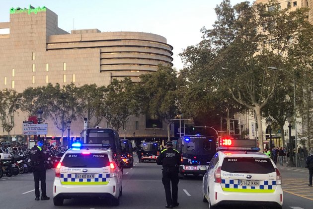 mossos guardia urbana plaça catalunya - marina fernandez