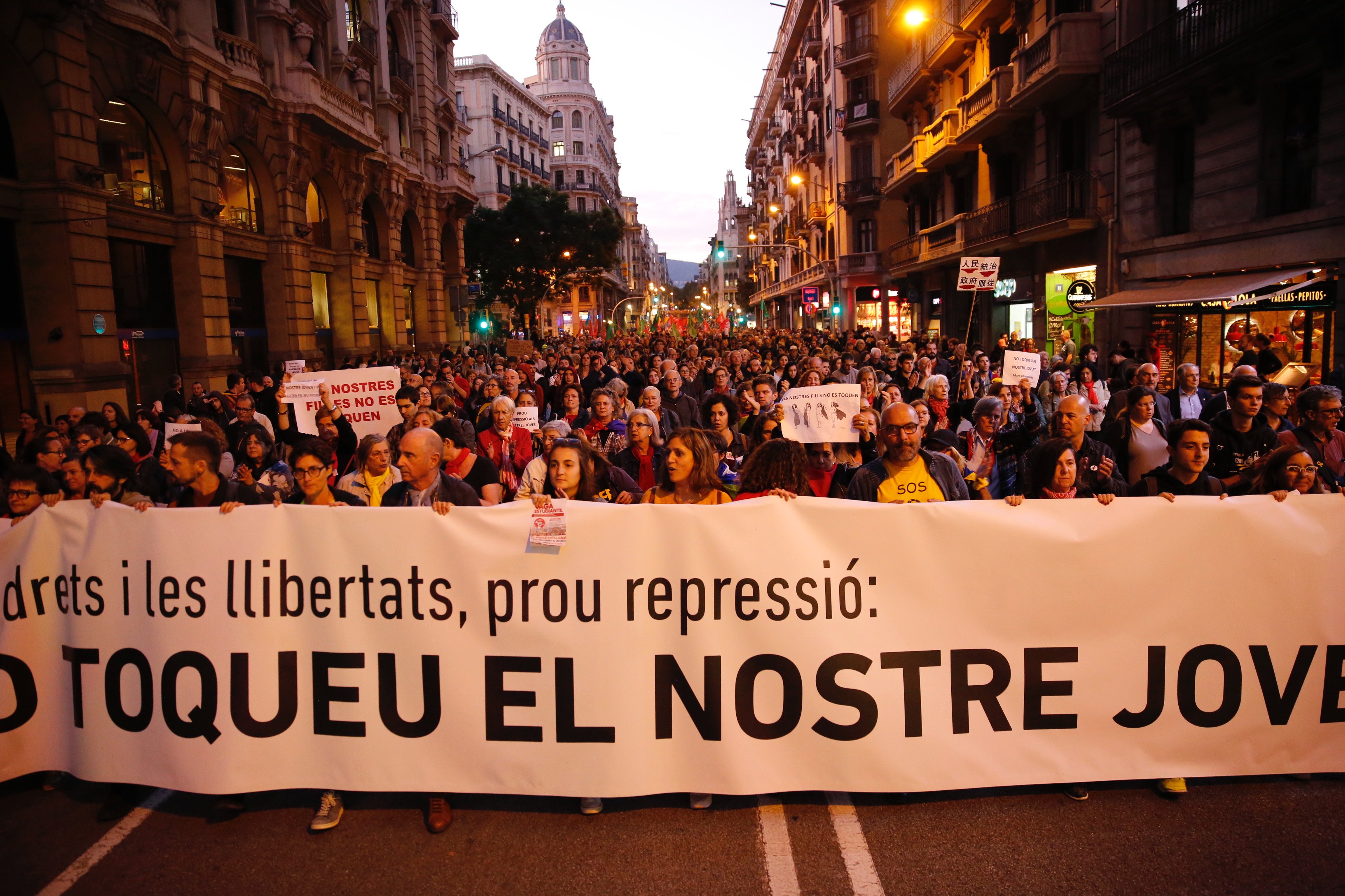 Multitudinaria manifestación en el centro de Barcelona contra la "represión" a los jóvenes