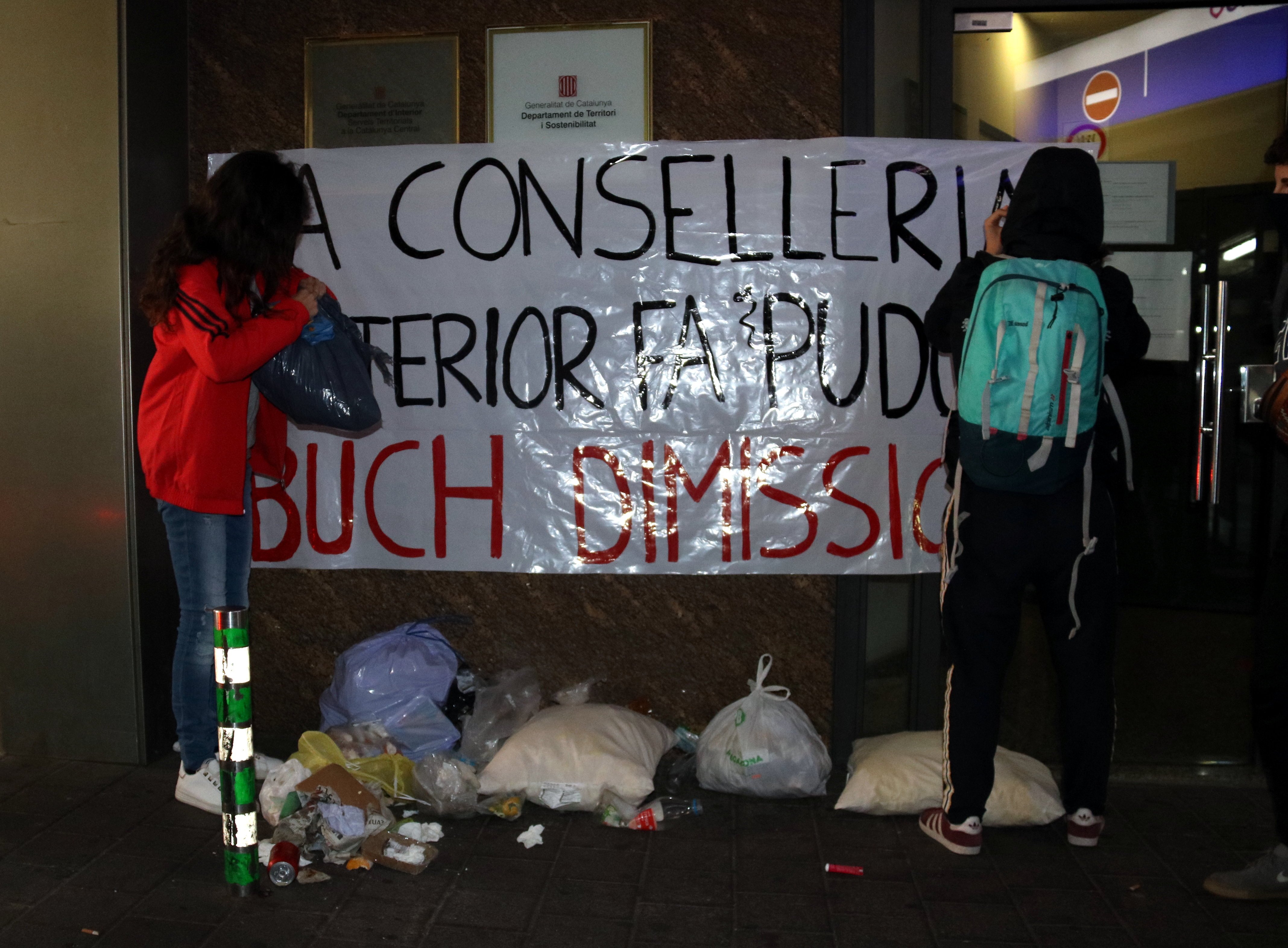 Tiran basura en la sede de Interior de la Catalunya Central