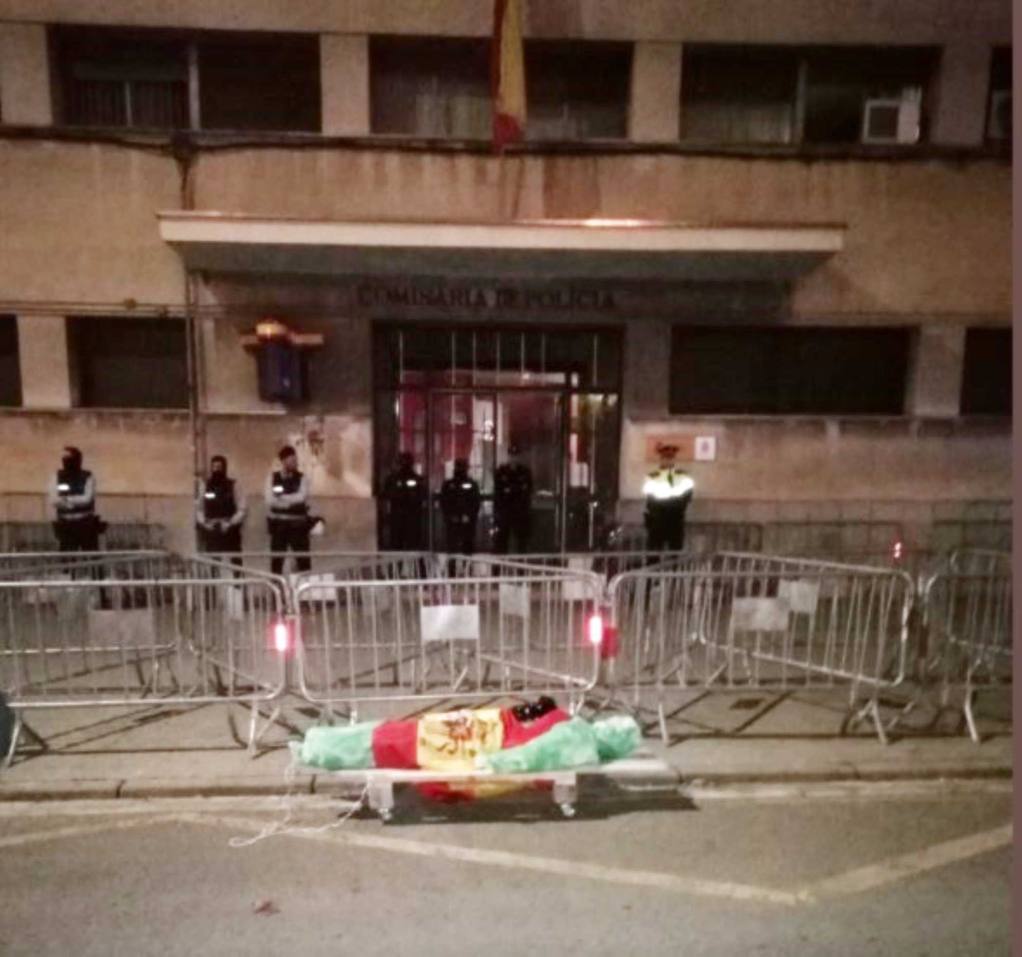 Los CDR simulan la exhumación de Franco y le prenden fuego ante la comisaría de Sabadell