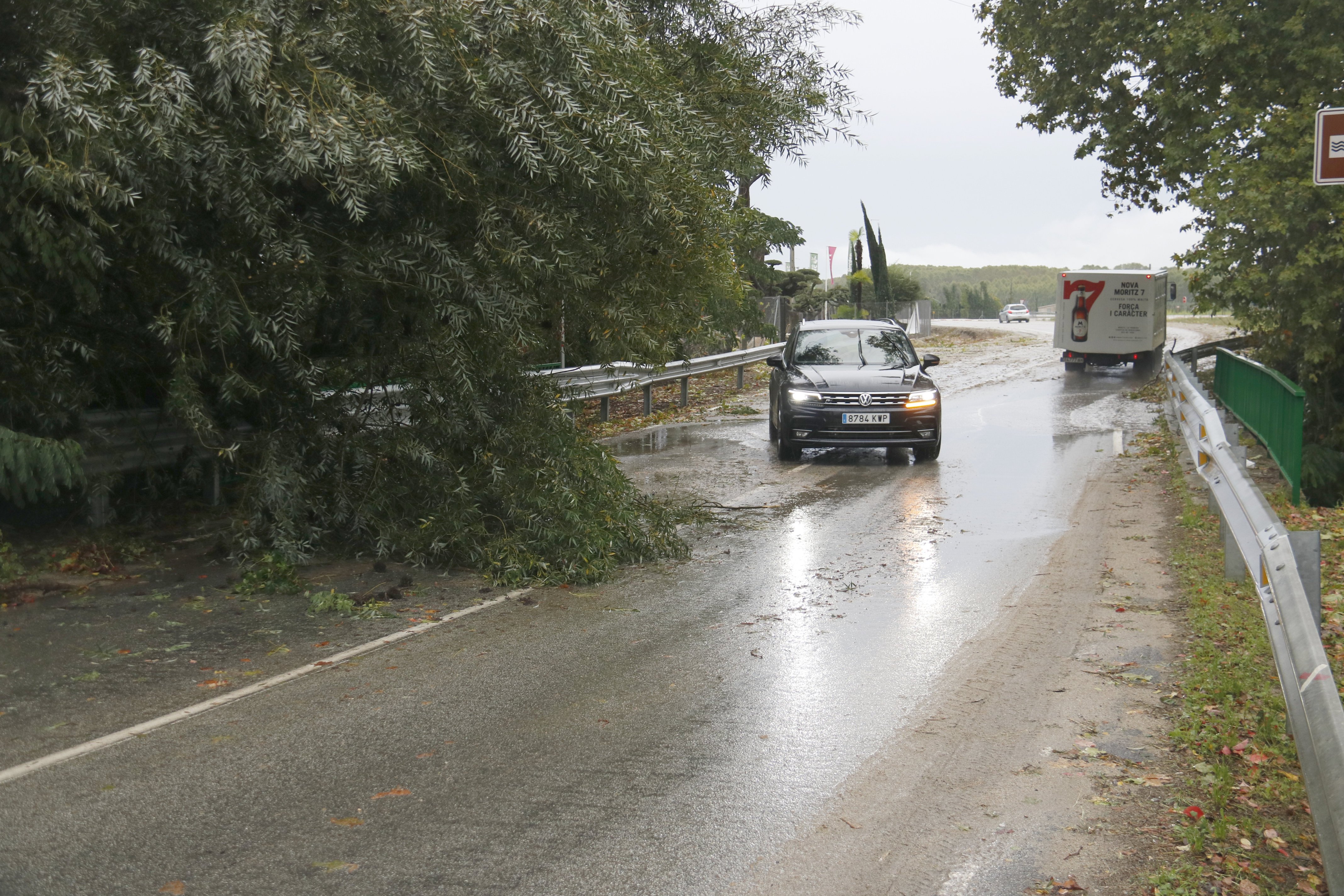 Sis carreteres catalanes segueixen afectades per inundacions
