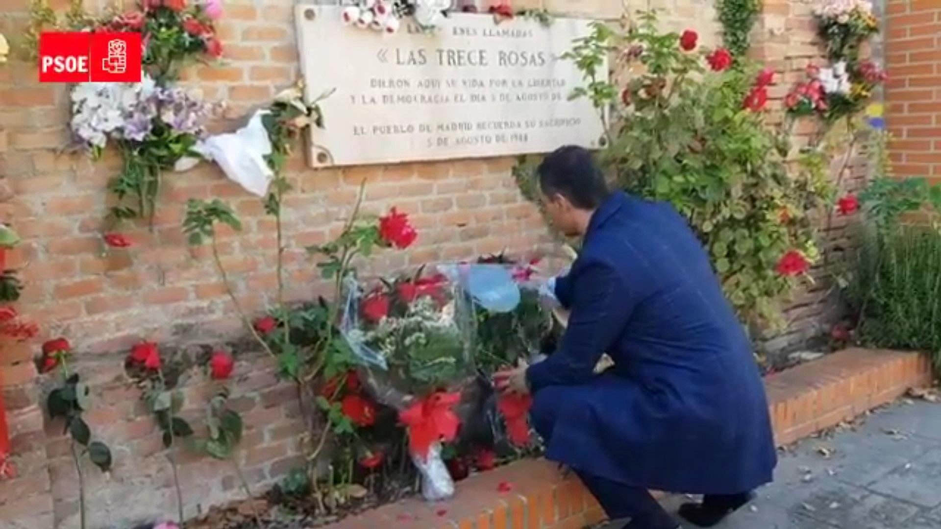 Sánchez diposita un ram de flors al memorial a les Tretze Roses
