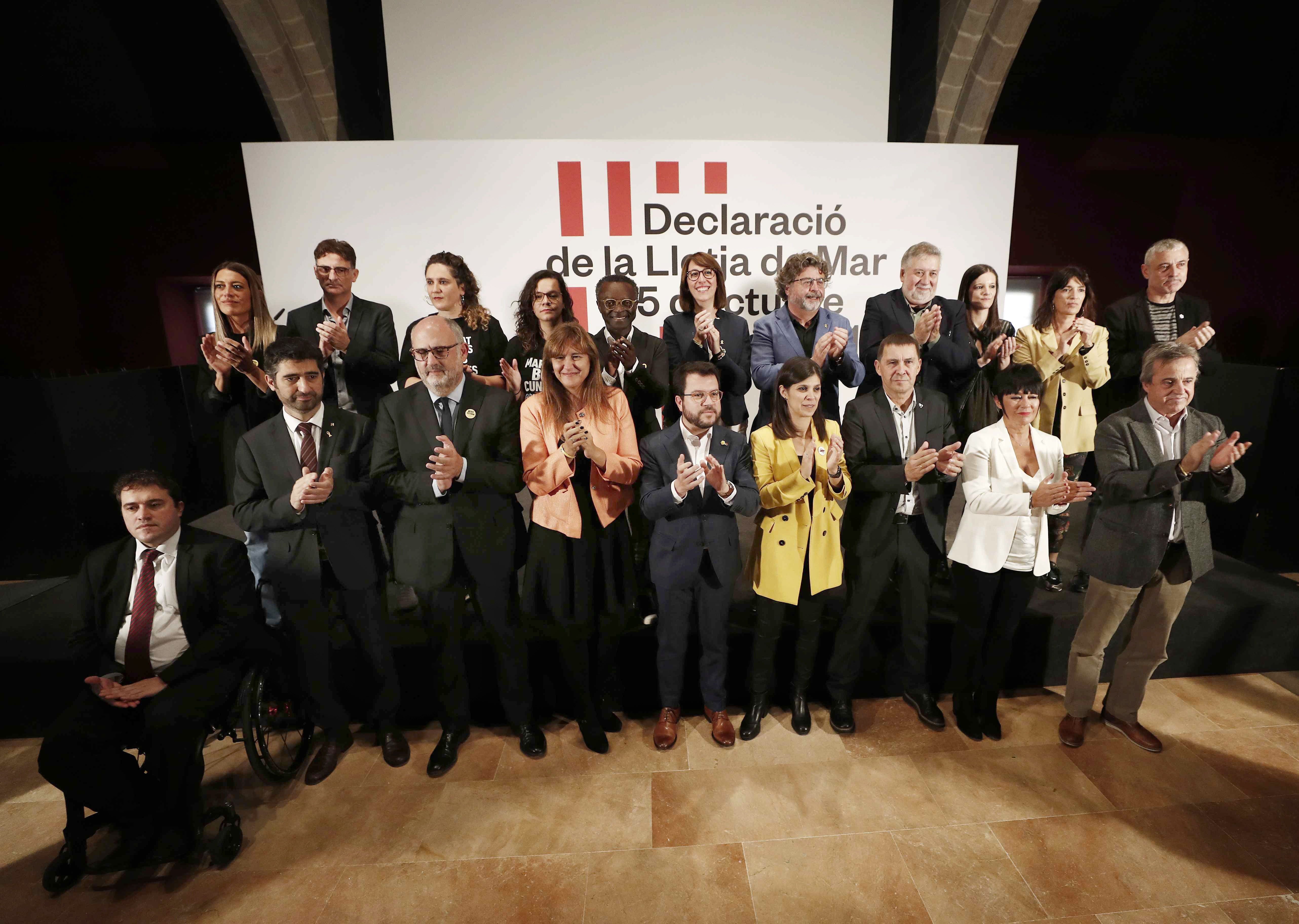 Pluri-national Spain's political voices ally to call for dialogue on Catalonia