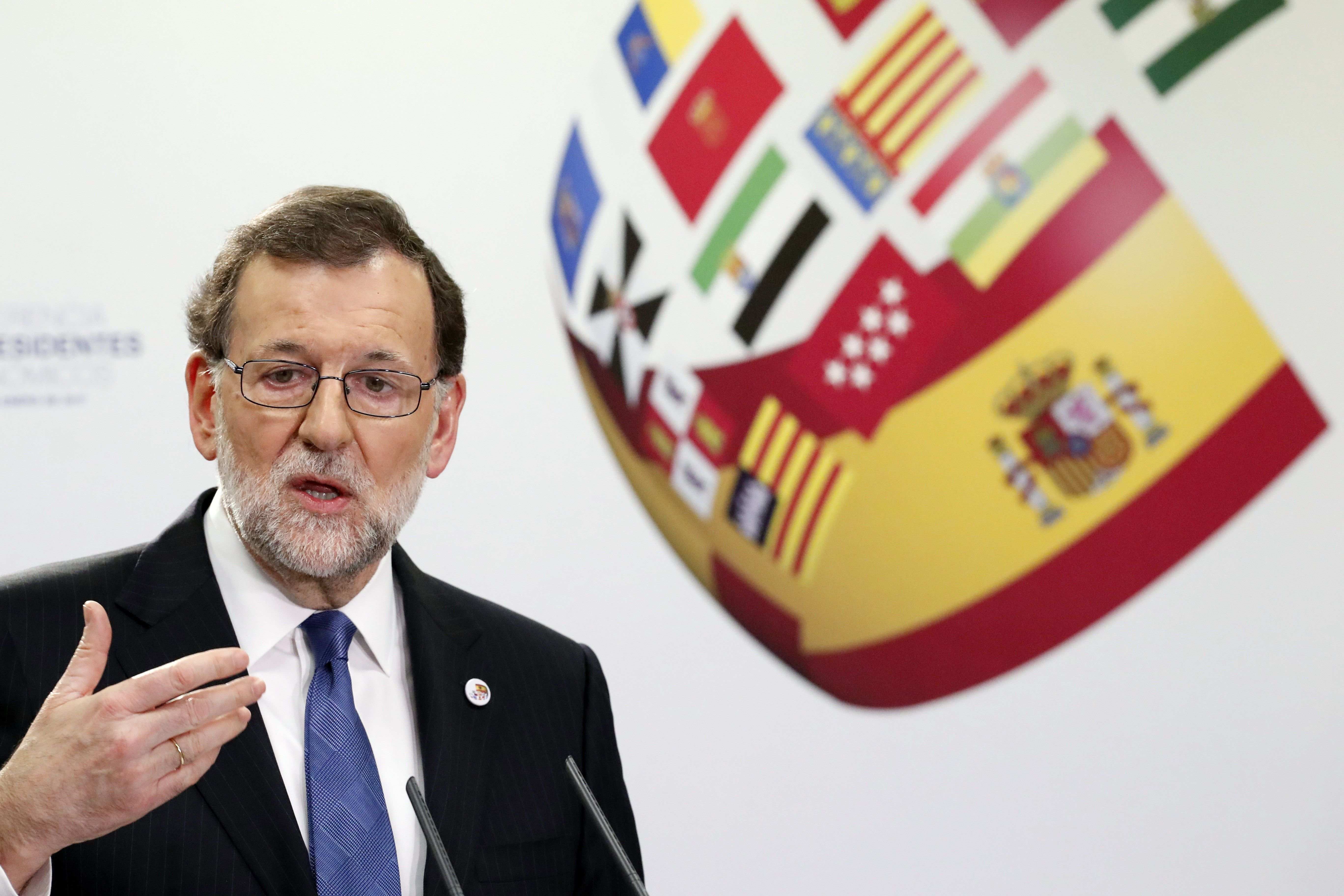 Rajoy resucita el bipartidismo con un PSOE decapitado