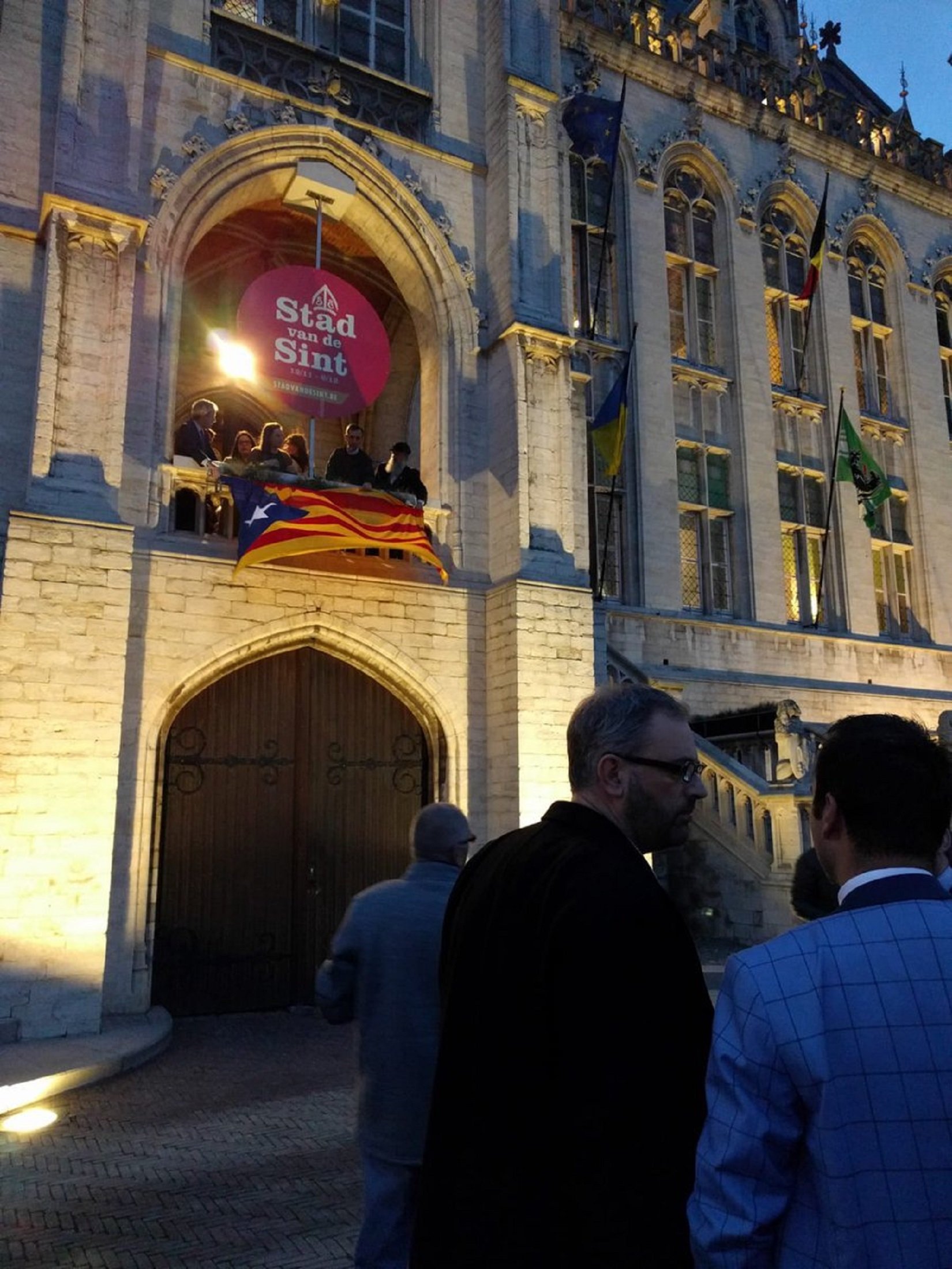 Una importante ciudad flamenca cuelga una estelada en su ayuntamiento