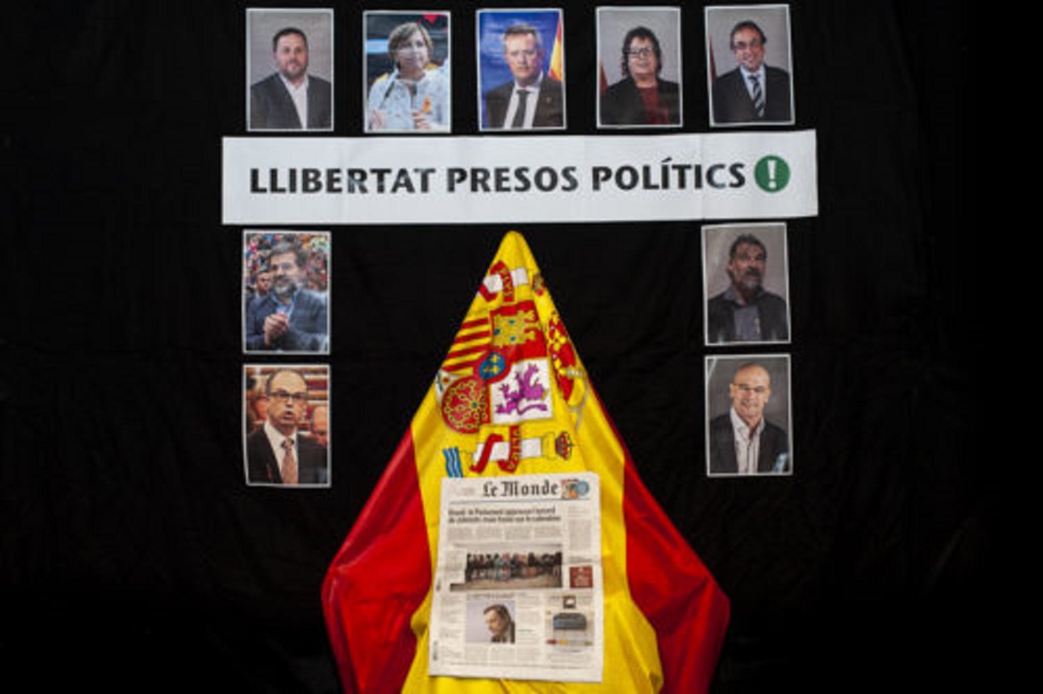 Secuestran la bandera española del consulado de Bayona en solidaridad con los presos políticos