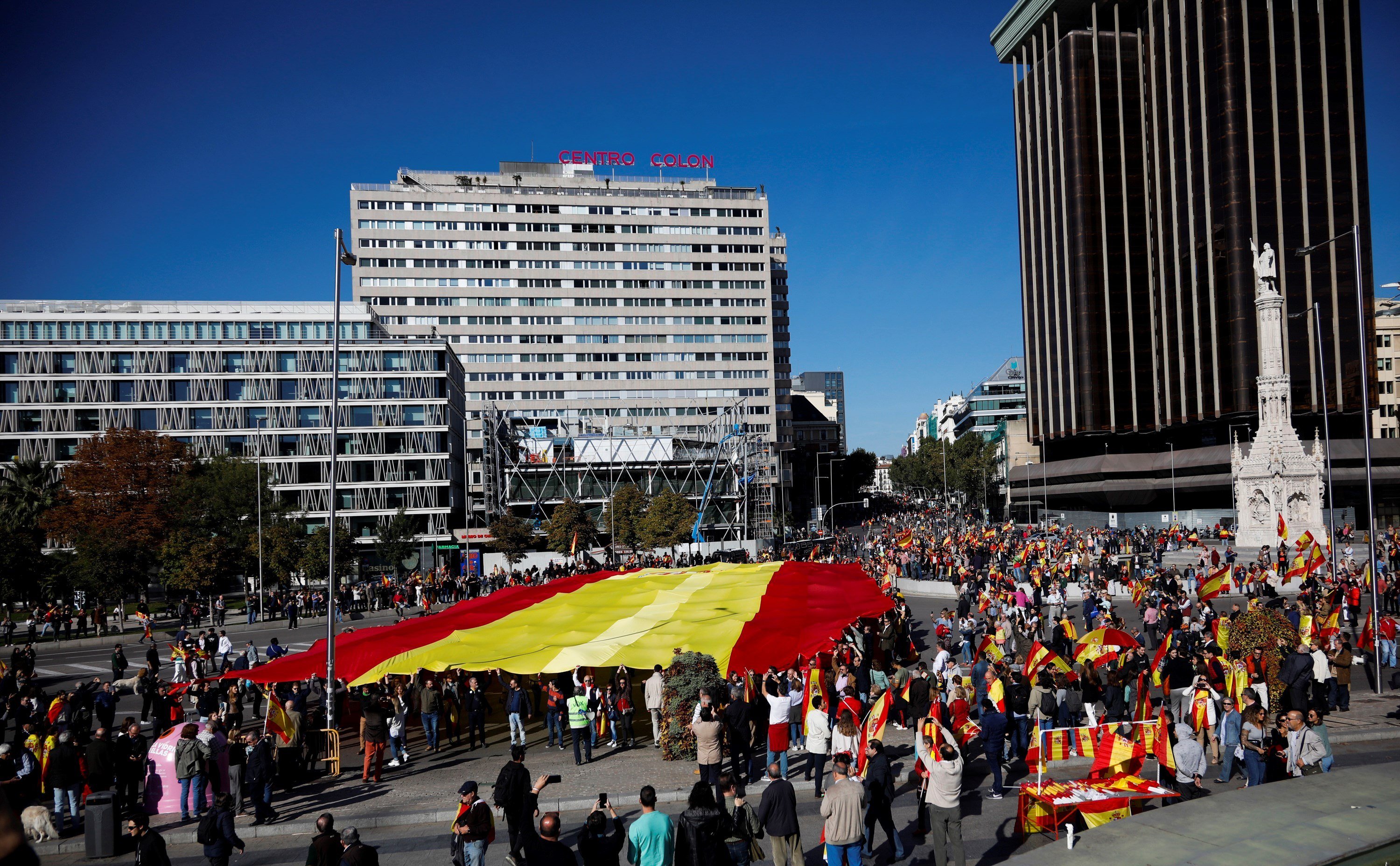 Éxtasis españolista en Madrid: Vox despliega una bandera de 1000 metros cuadrados