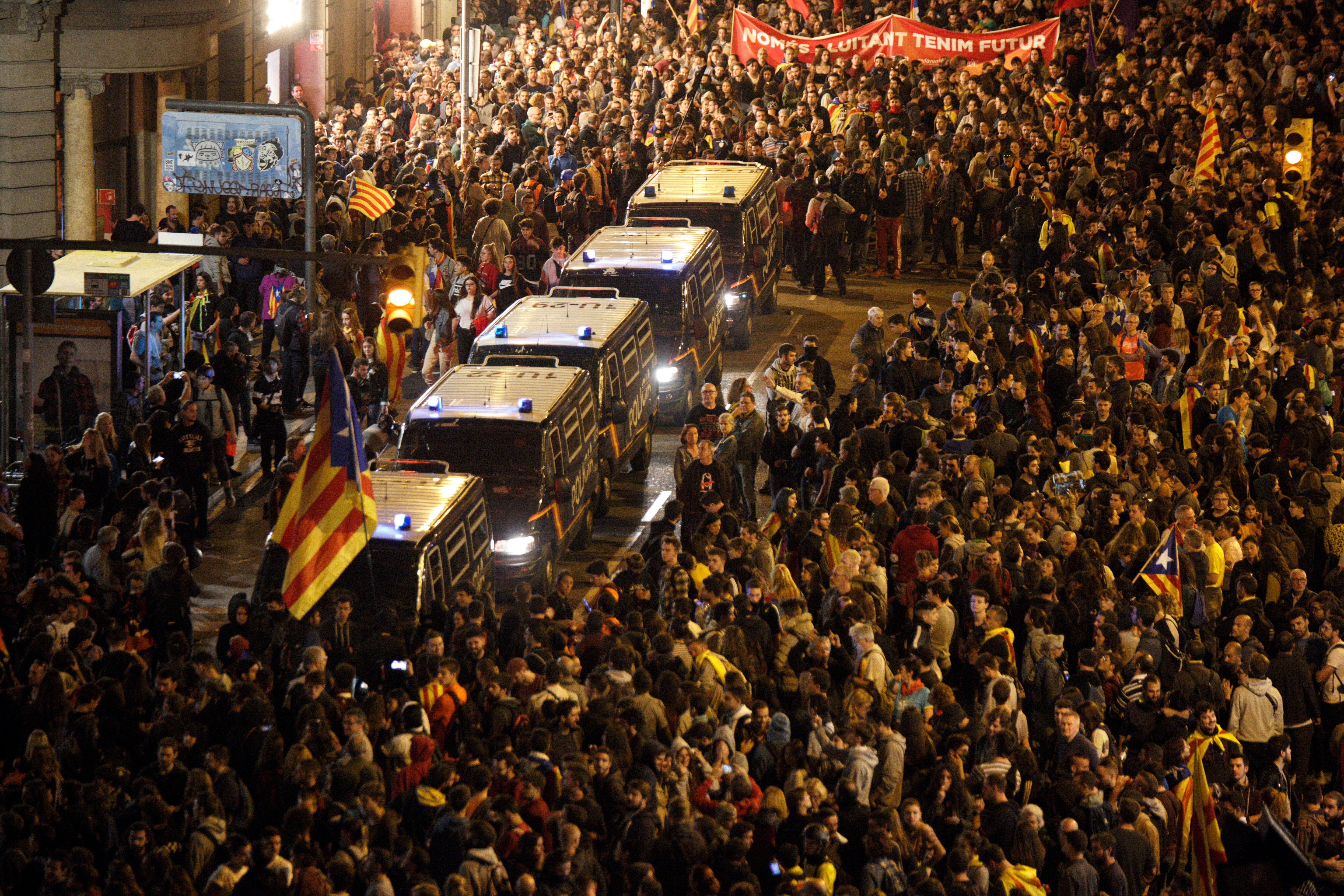 Los CDR concentran a 10.000 personas ante la comisaría de Via Laietana, en un clima tenso