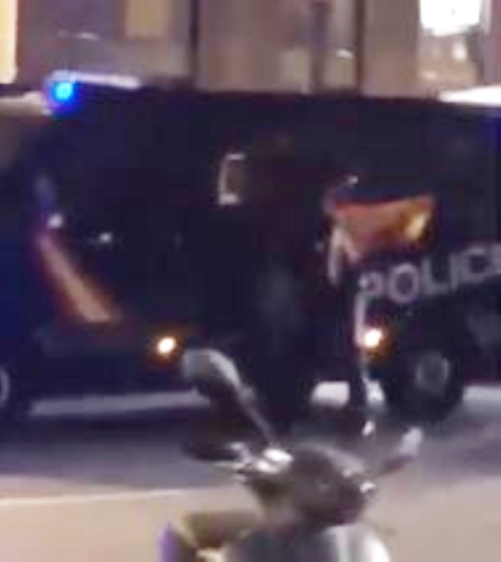 VíDEO: Un policia nacional mostra una bandera espanyola als cotxes, en ple operatiu antiavalots