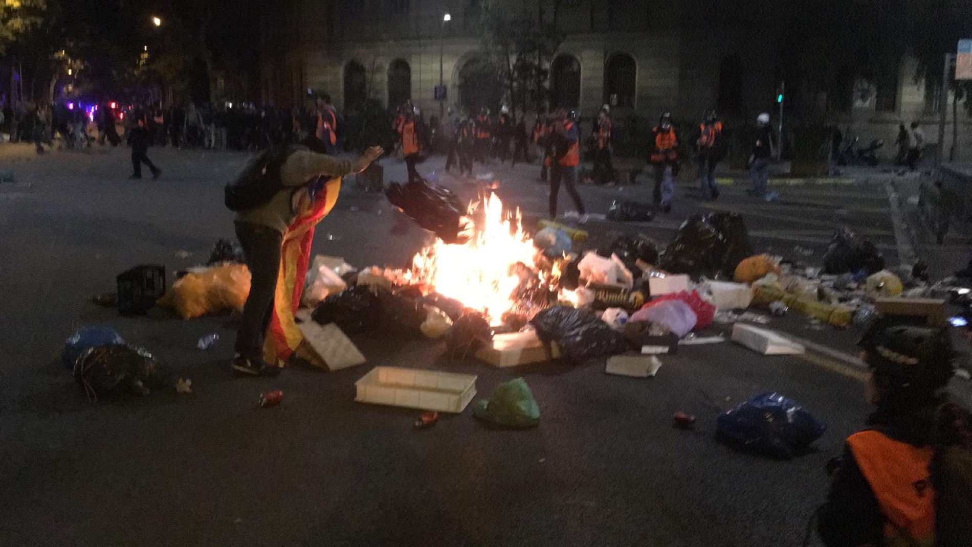 Saturday night in central Barcelona: the barricades are back