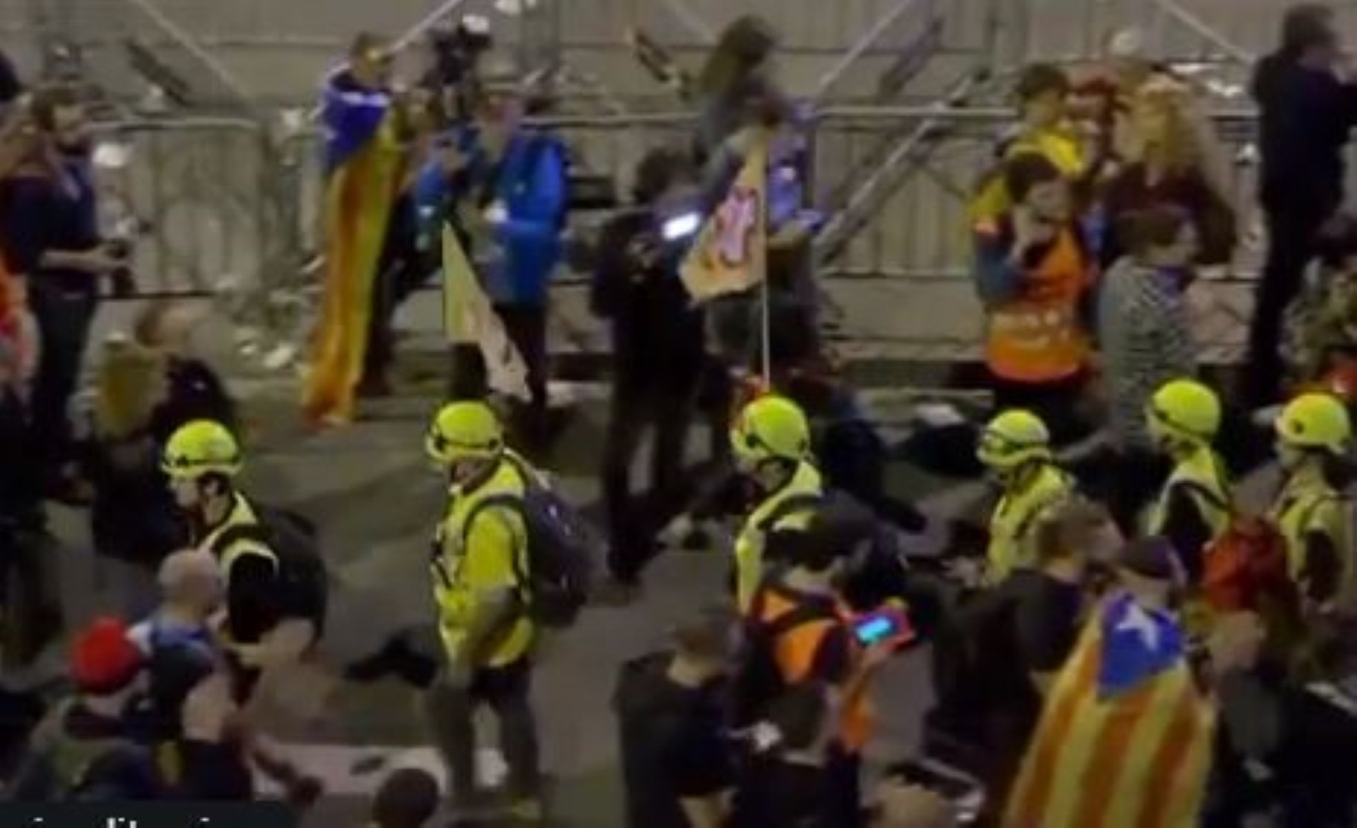 Un mosso, herido grave en las protestas en Barcelona