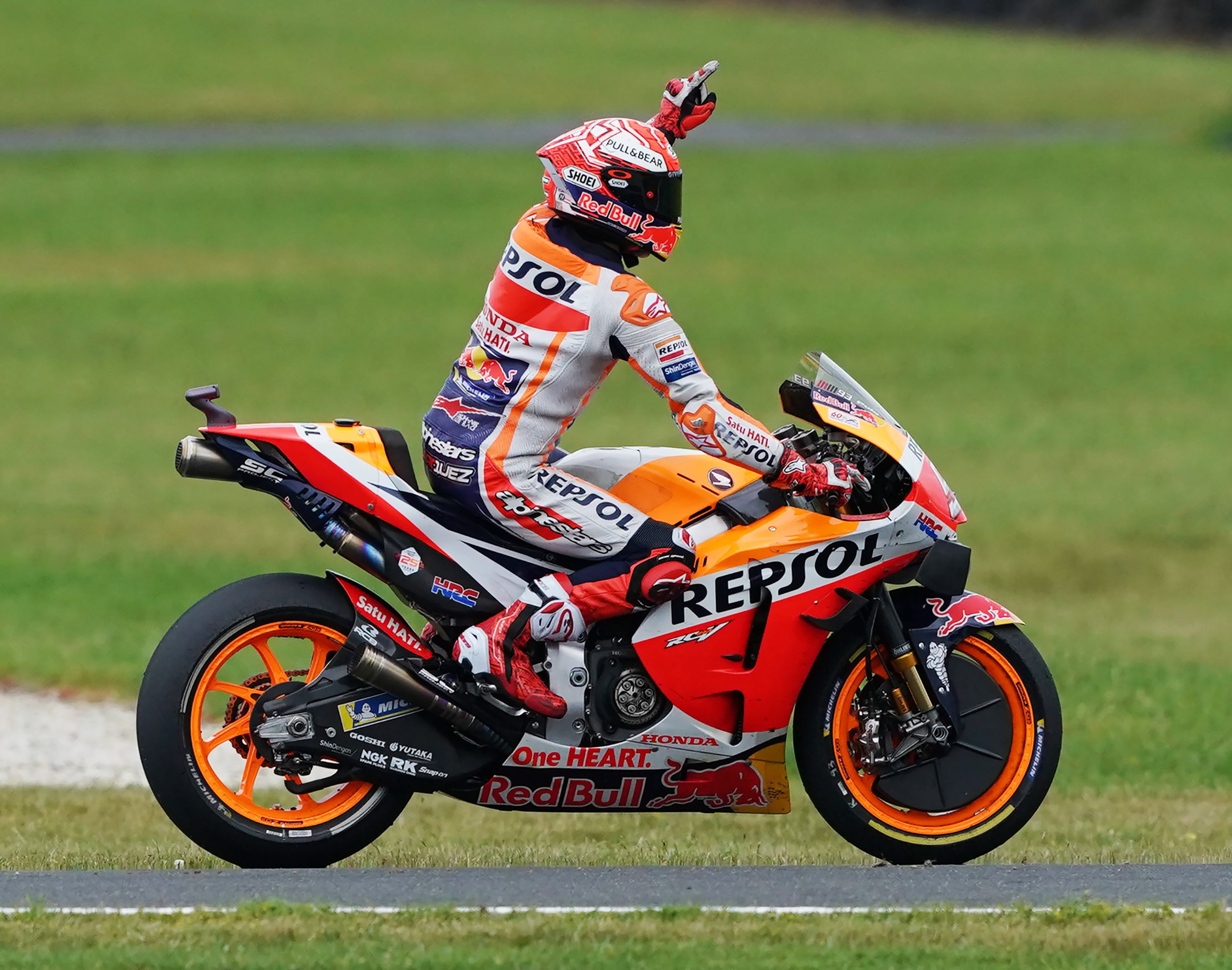 Márquez, imbatible en Australia en un gran duelo contra Viñales