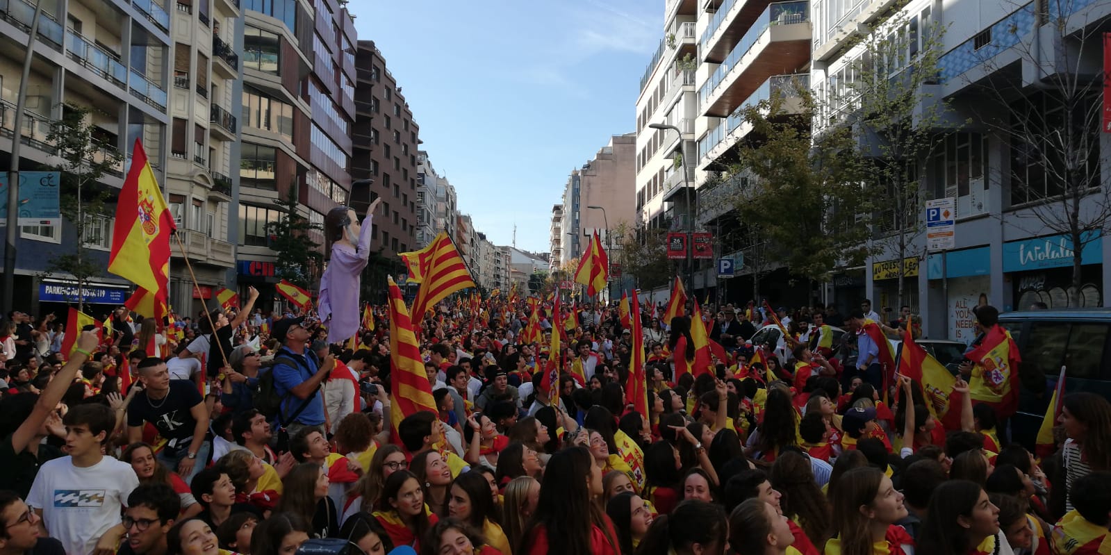 Els unionistes d'Artós escalfen motors abans de la manifestació de Societat Civil