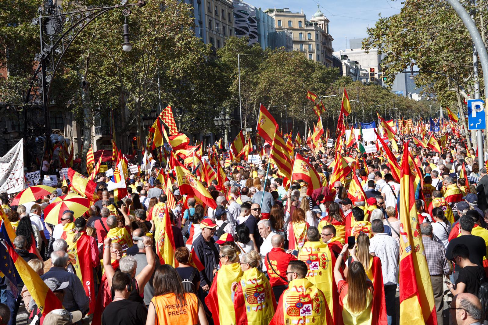El unionismo toma el paseo de Gràcia (en medio de un cierto caos)