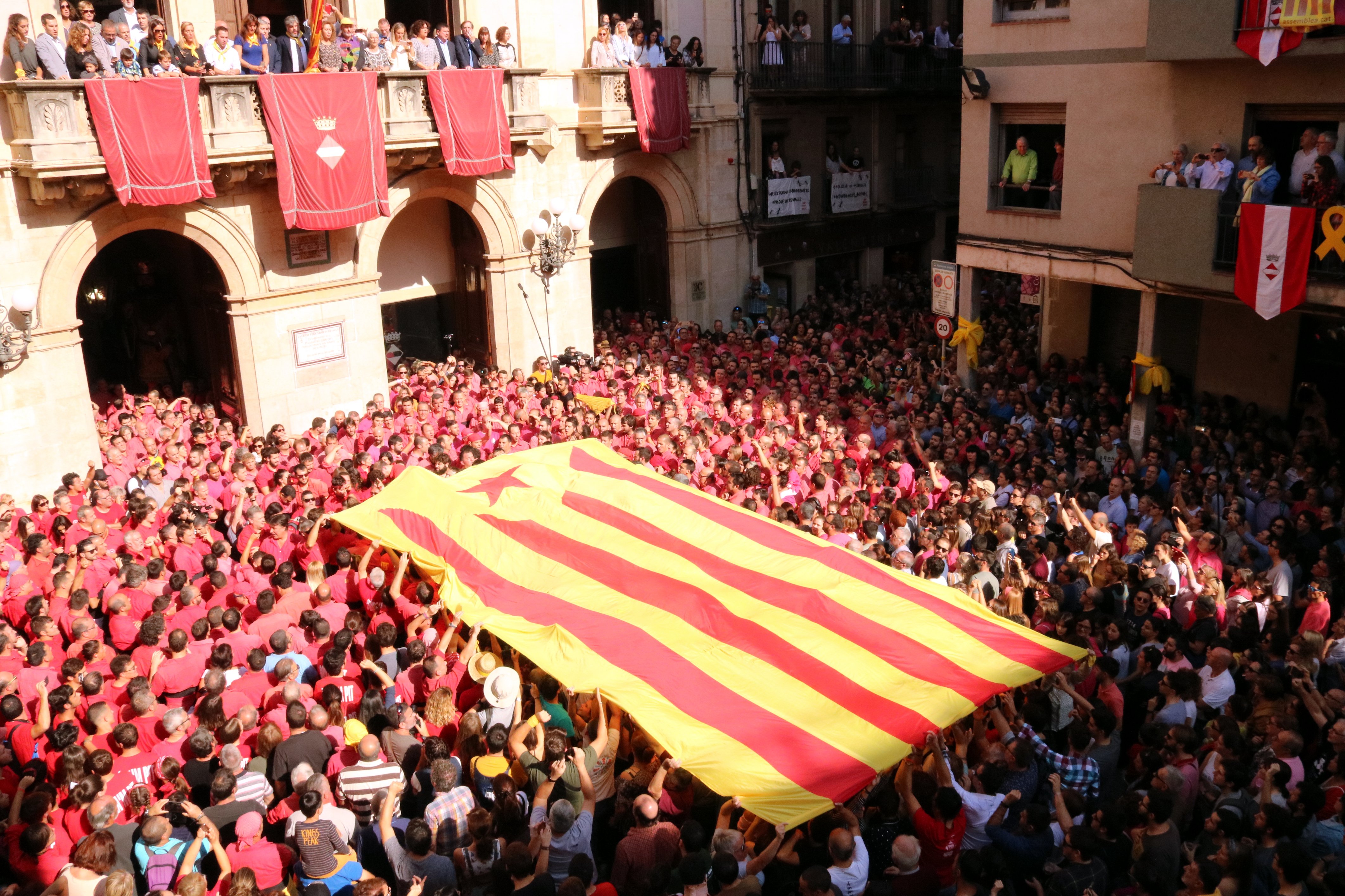 VÍDEO | Els Segadors i crits de llibertat a la plaça del Blat per Santa Úrsula
