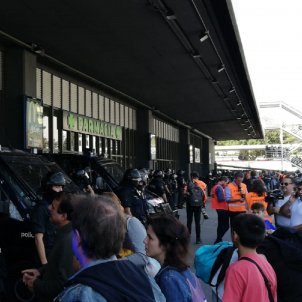 Estació de Sants Pícnic per la República concentració Mossos bloquegen Marc Gonzàlez (2) Estació de Sants Pícnic per la República concentració Mossos bloquegen Marc Gonzàlez (2)
