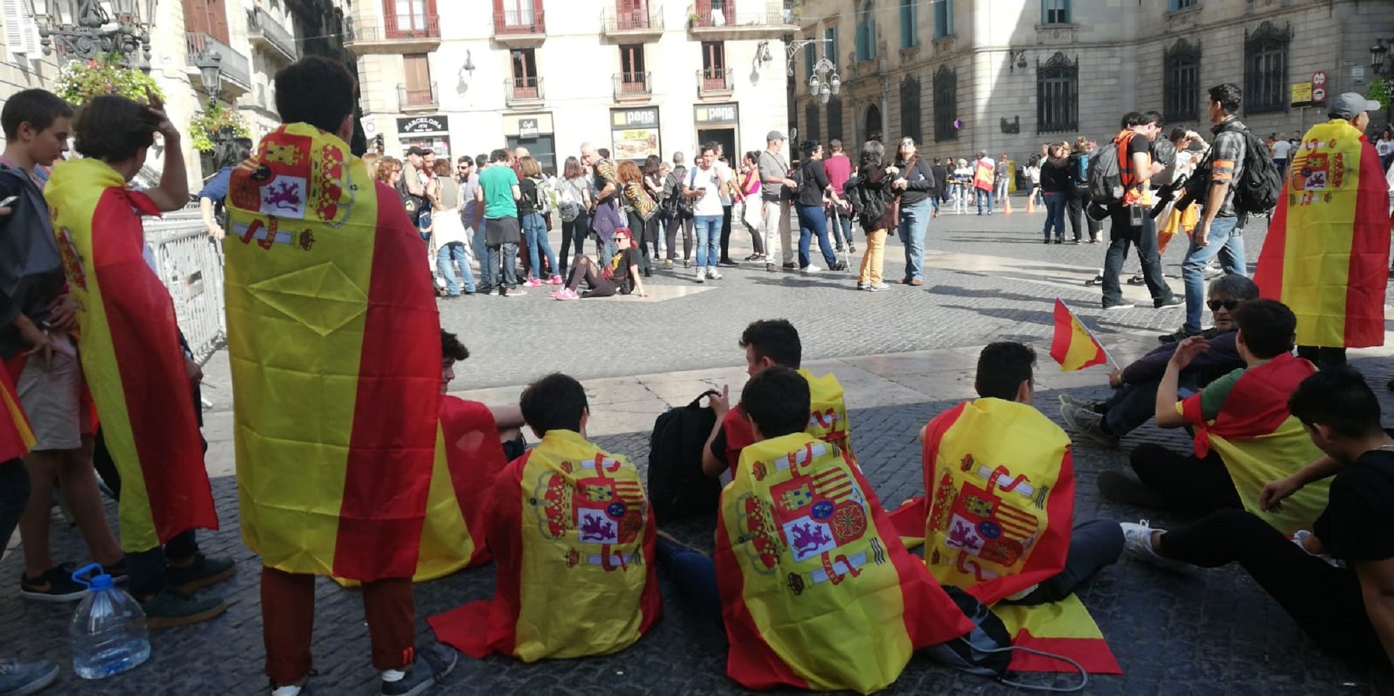 espanyolistes plaça Sant Jaume asseguts Marc Gonzàlez