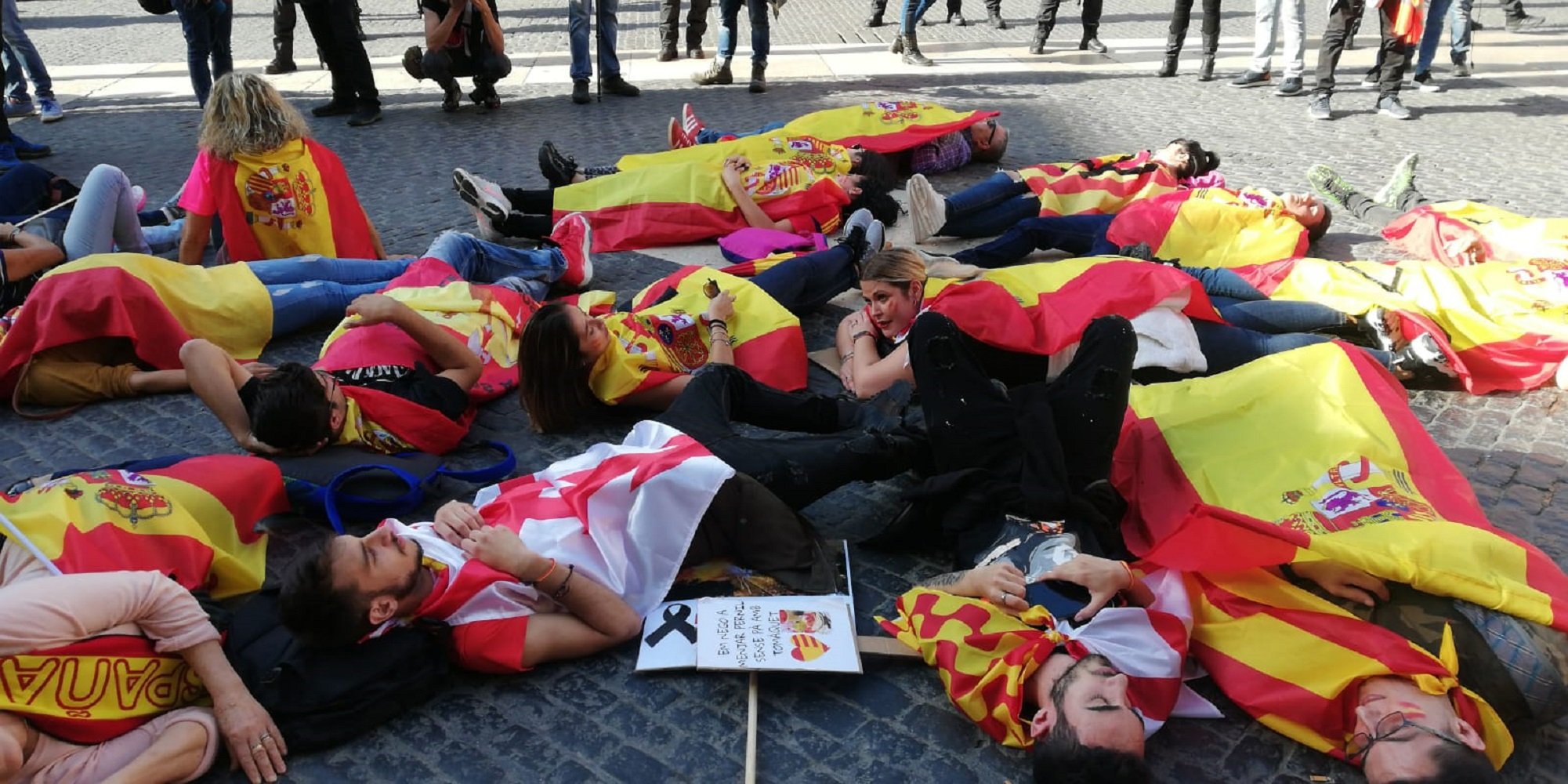 españolistas estirados en el suelo plaza Sant Jaume Marc Gonzàlez