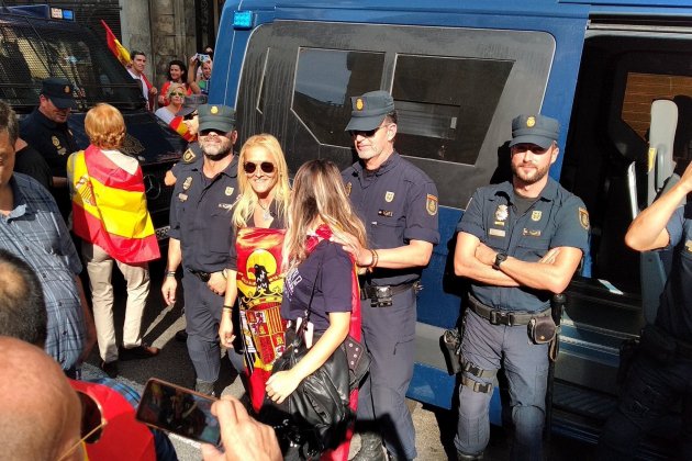 Via Laietana bandera feixista policia nacional   Endavant barcelonès Twitter