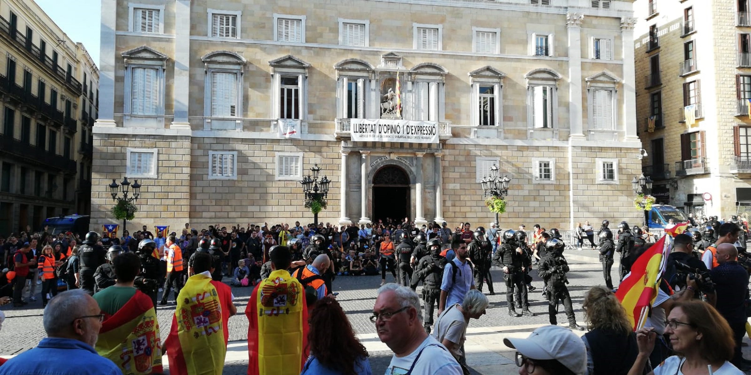 VÍDEOS | Tensió entre independentistes i espanyolistes a la plaça Sant Jaume