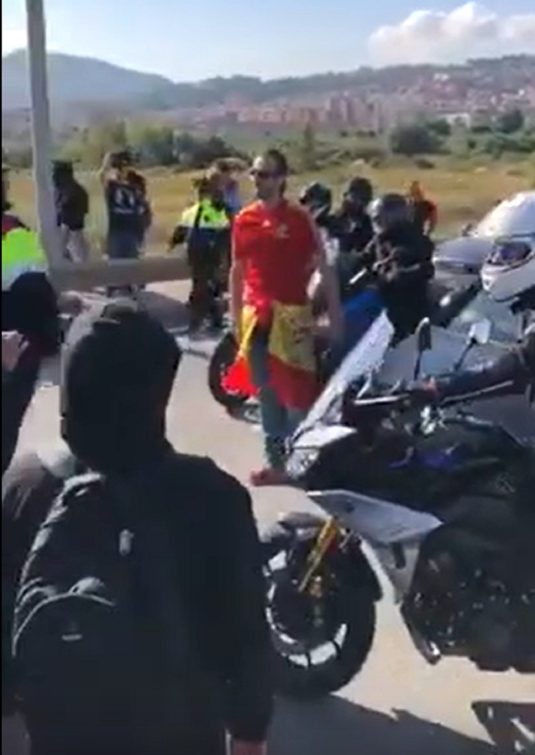 VÍDEO | Un españolista pierde los papeles al encontrarse con un corte de carretera