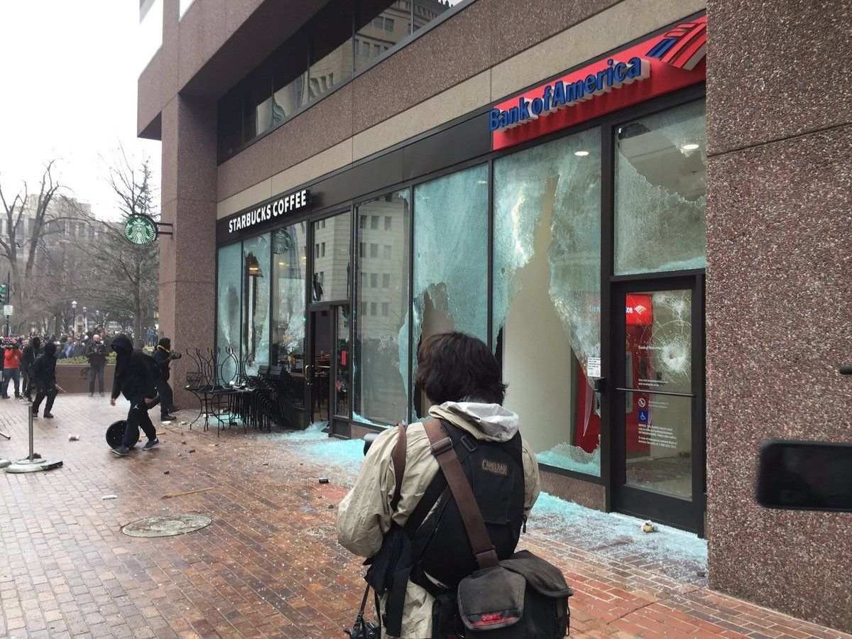 Policías heridos y unos 90 detenidos en las protestas anti-Trump